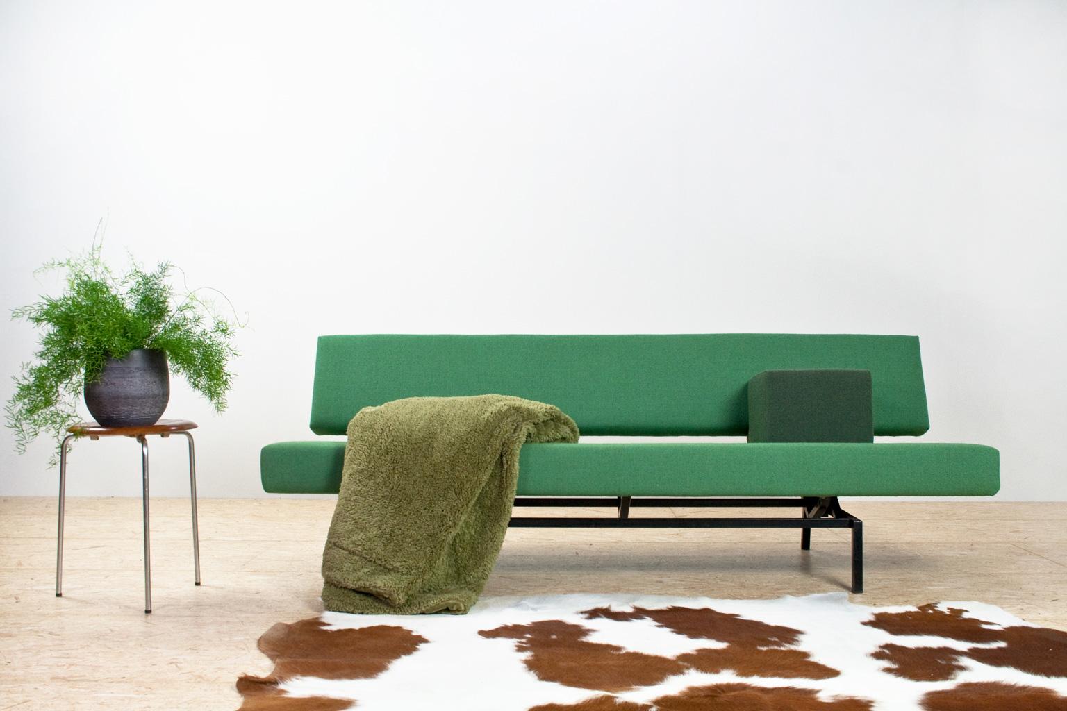 Sleeper sofa daybed BR03 designed by Martin Visser in 1960 and produced by Spectrum, Bergeijk (NL). Seating can be pulled forward to be used as (day)bed. The Sofa is completely re-upholstered in a green Ploegwool on a black metal frame, with