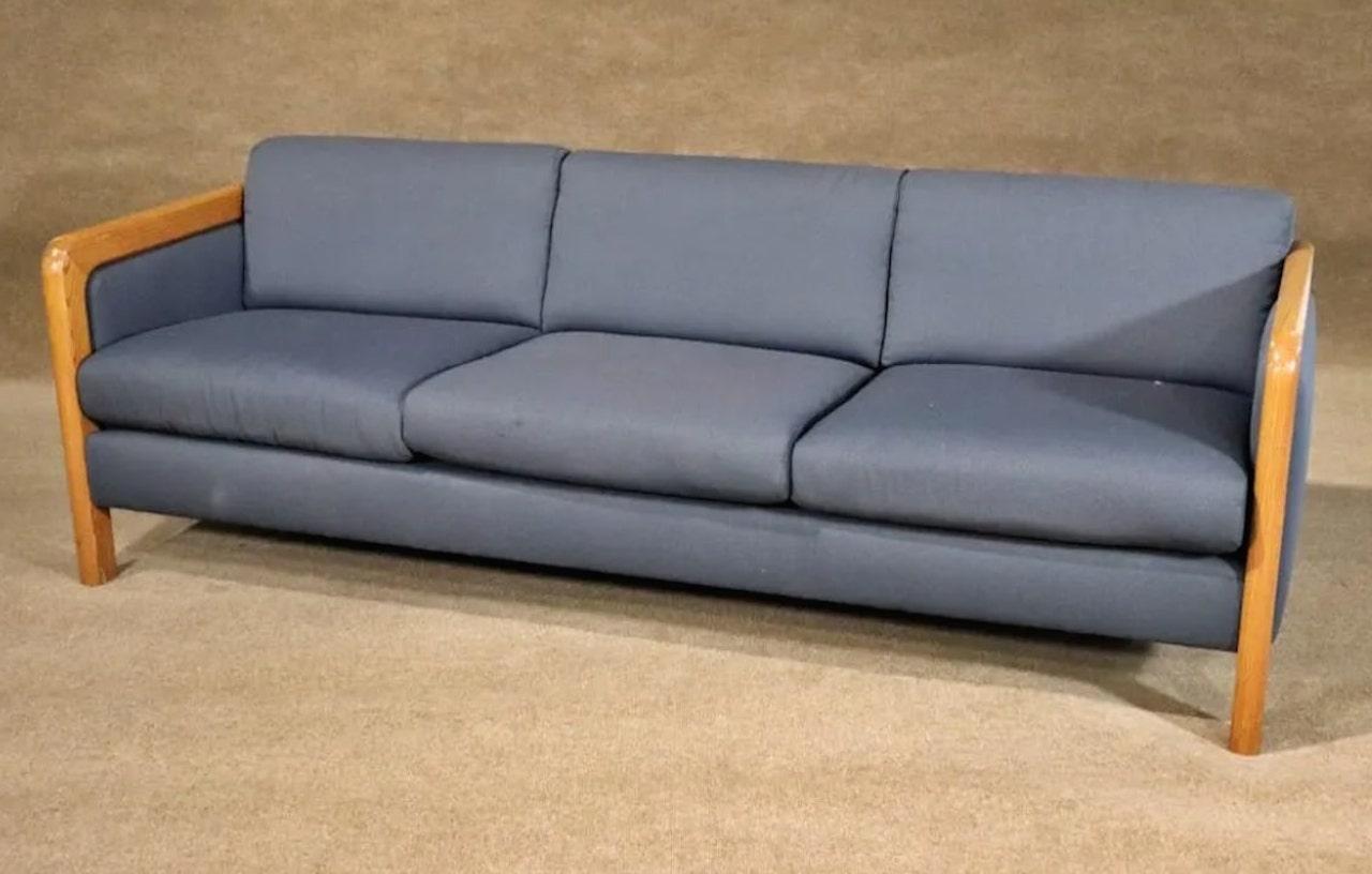 Mid-Century Modern Sofa In Good Condition For Sale In Brooklyn, NY