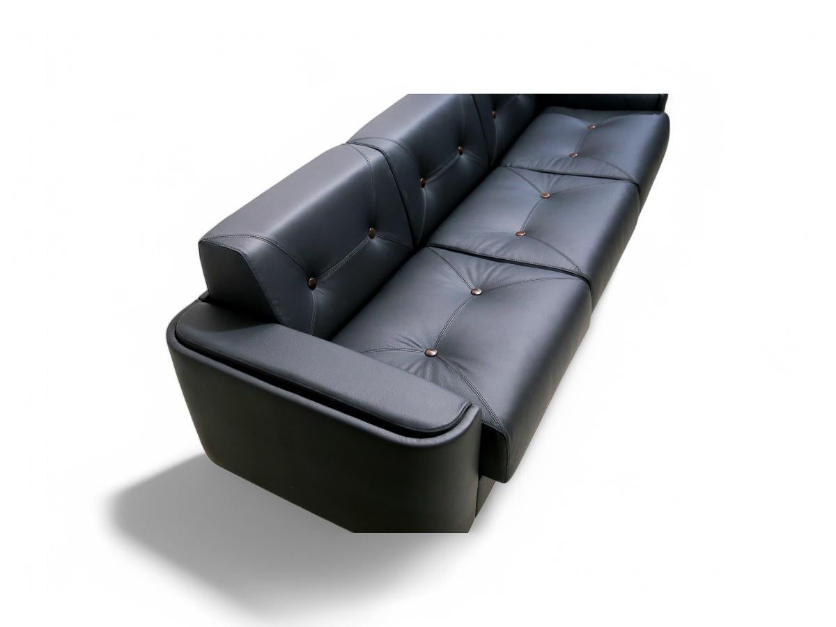 Brazilian Mid-Century Modern Sofa in Black Leather & Wood by Jorge Zalszupin, Brazil, 1970 For Sale