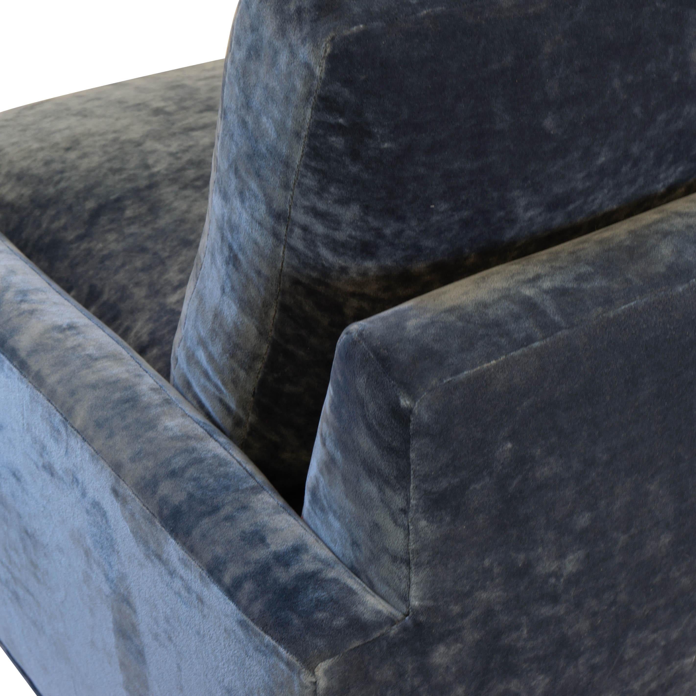 Mid-Century Modernes Sofa aus blauem Samt im Angebot 4