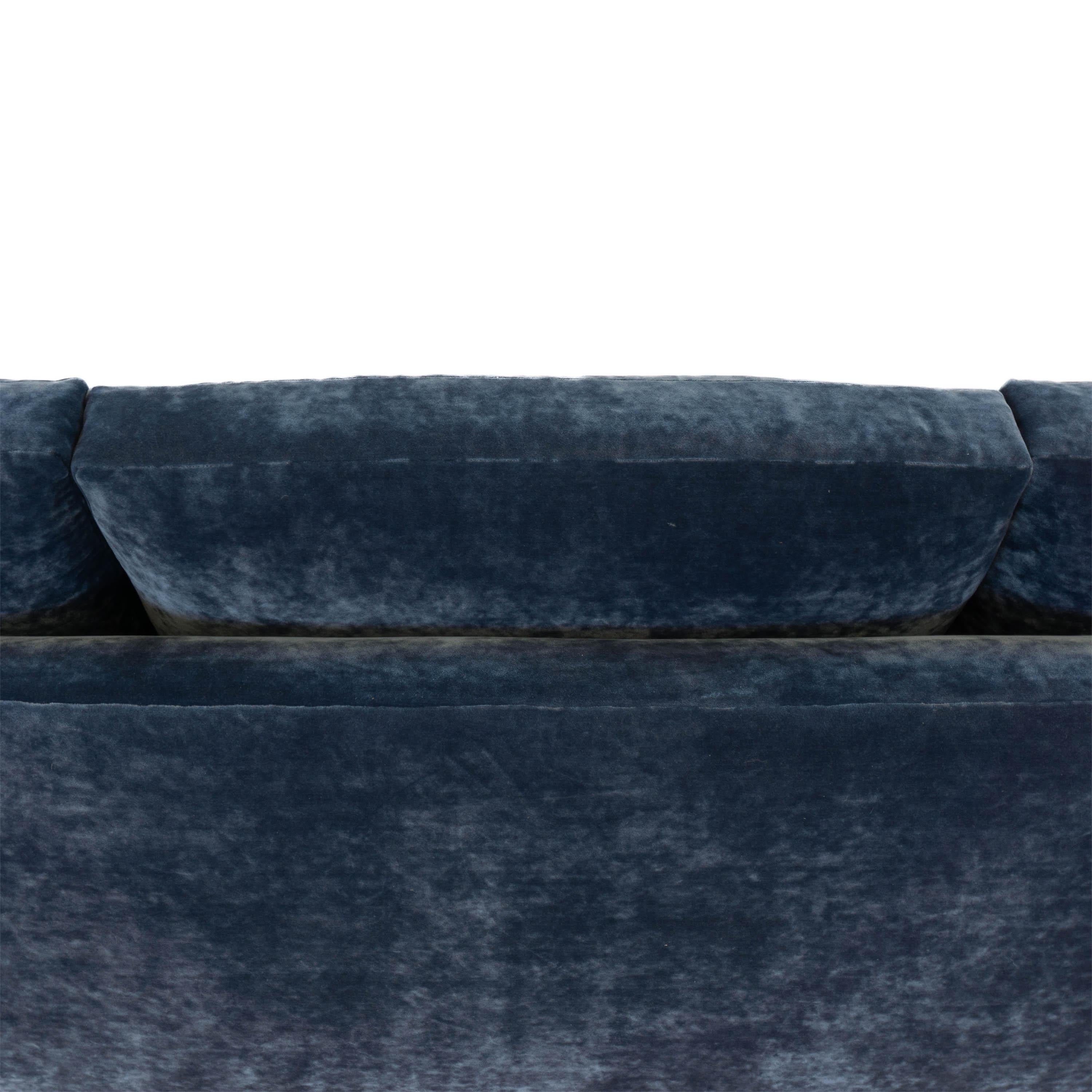 Mid-Century Modernes Sofa aus blauem Samt im Angebot 5