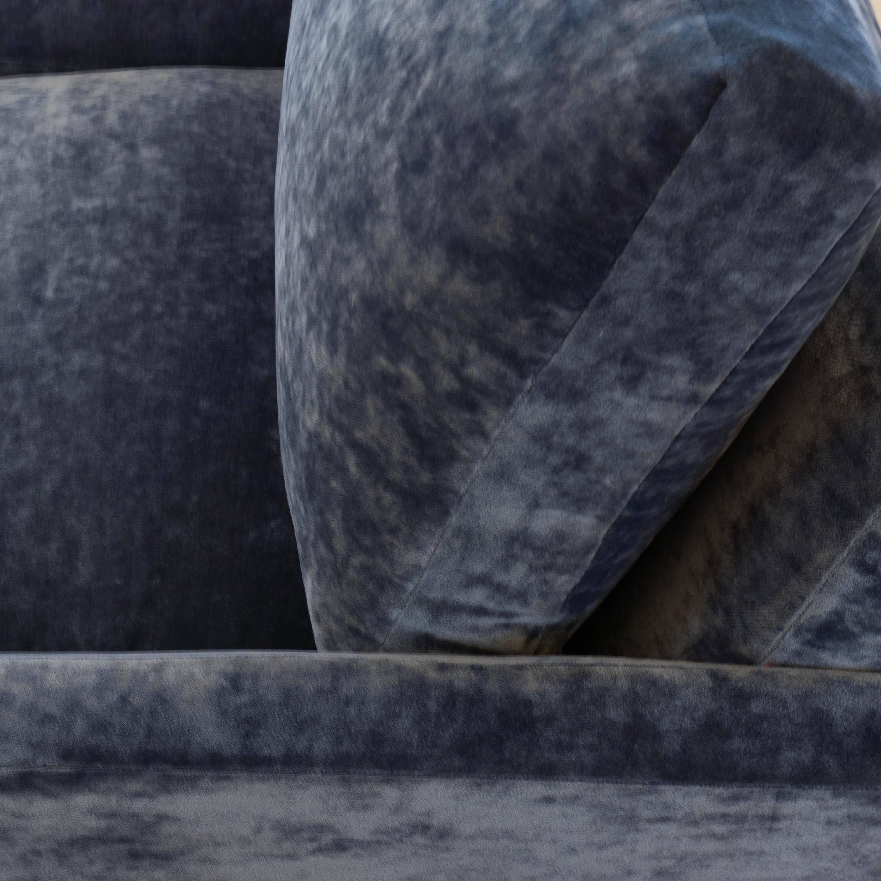 Mid-Century Modern Sofa in Blue Velvet For Sale 4