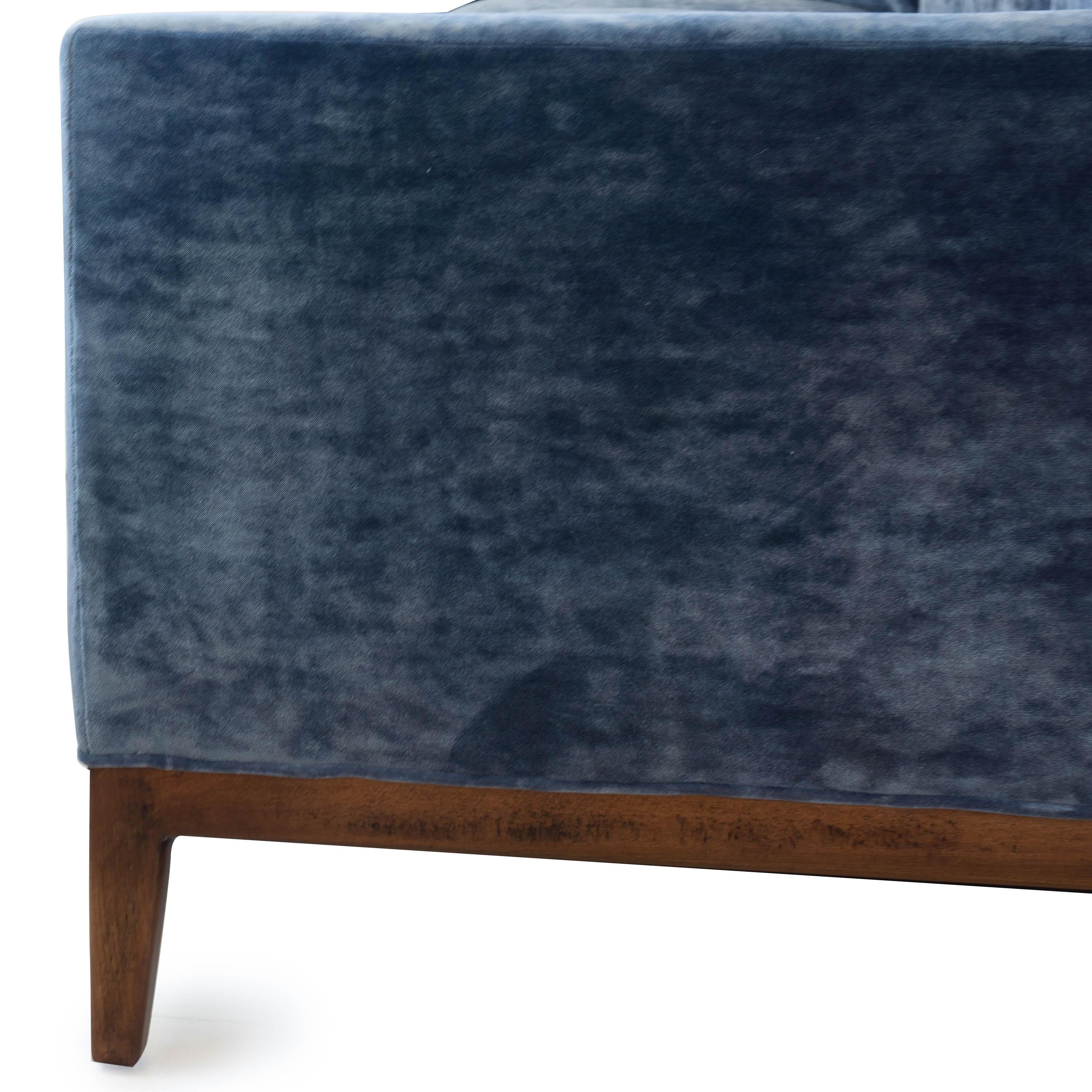 Mid-Century Modernes Sofa aus blauem Samt im Angebot 7