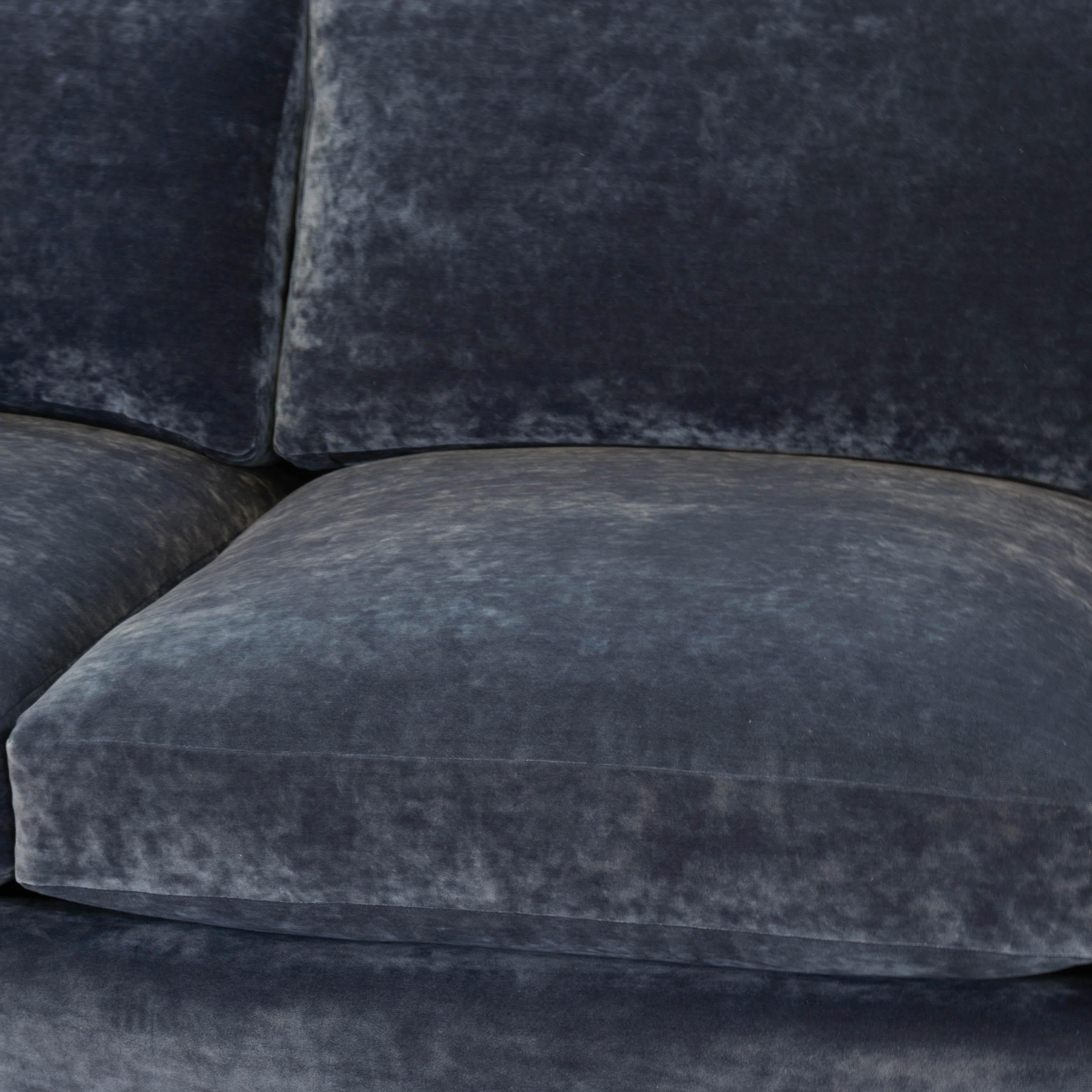 Mid-Century Modern Sofa in Blue Velvet For Sale 7