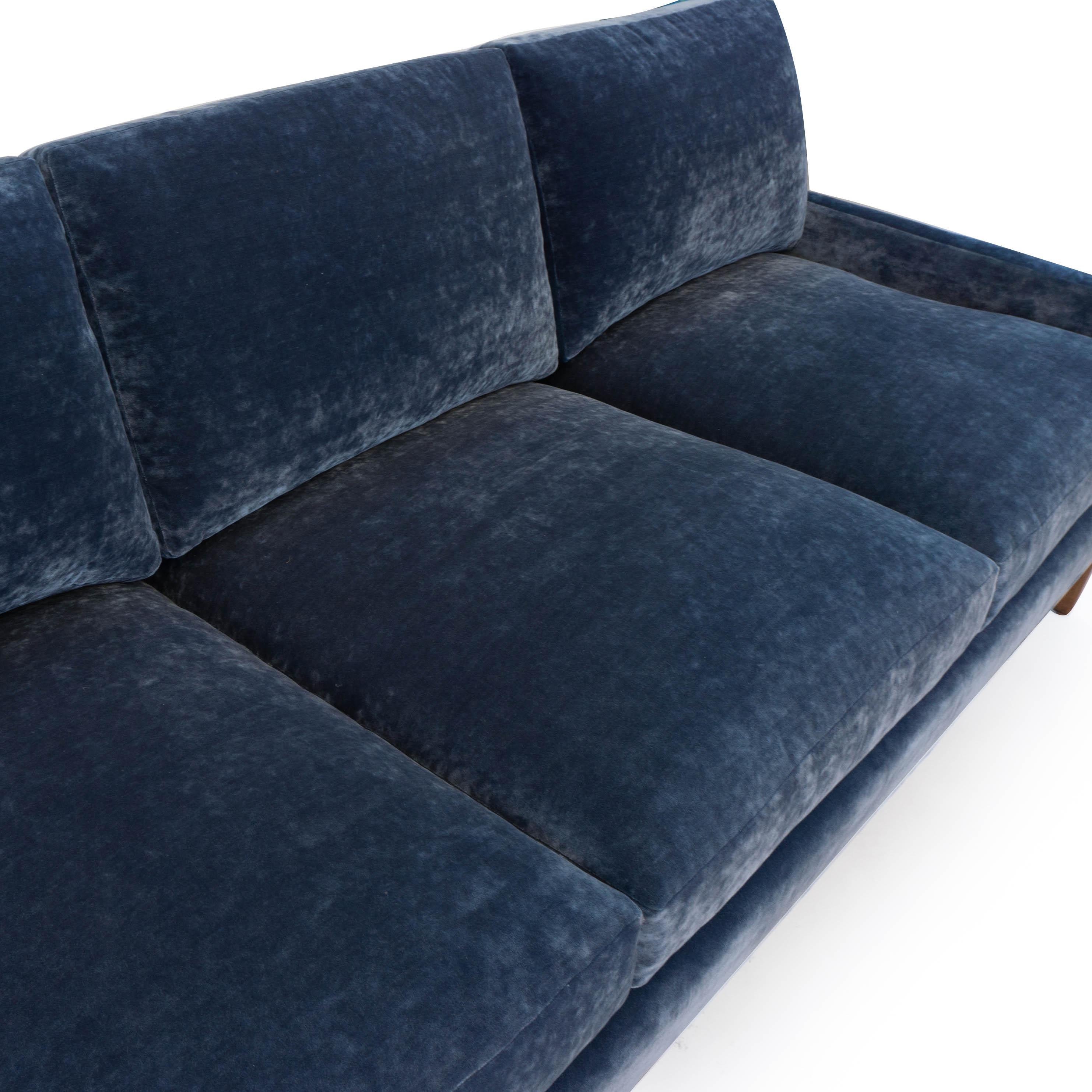 Mid-Century Modernes Sofa aus blauem Samt im Angebot 10