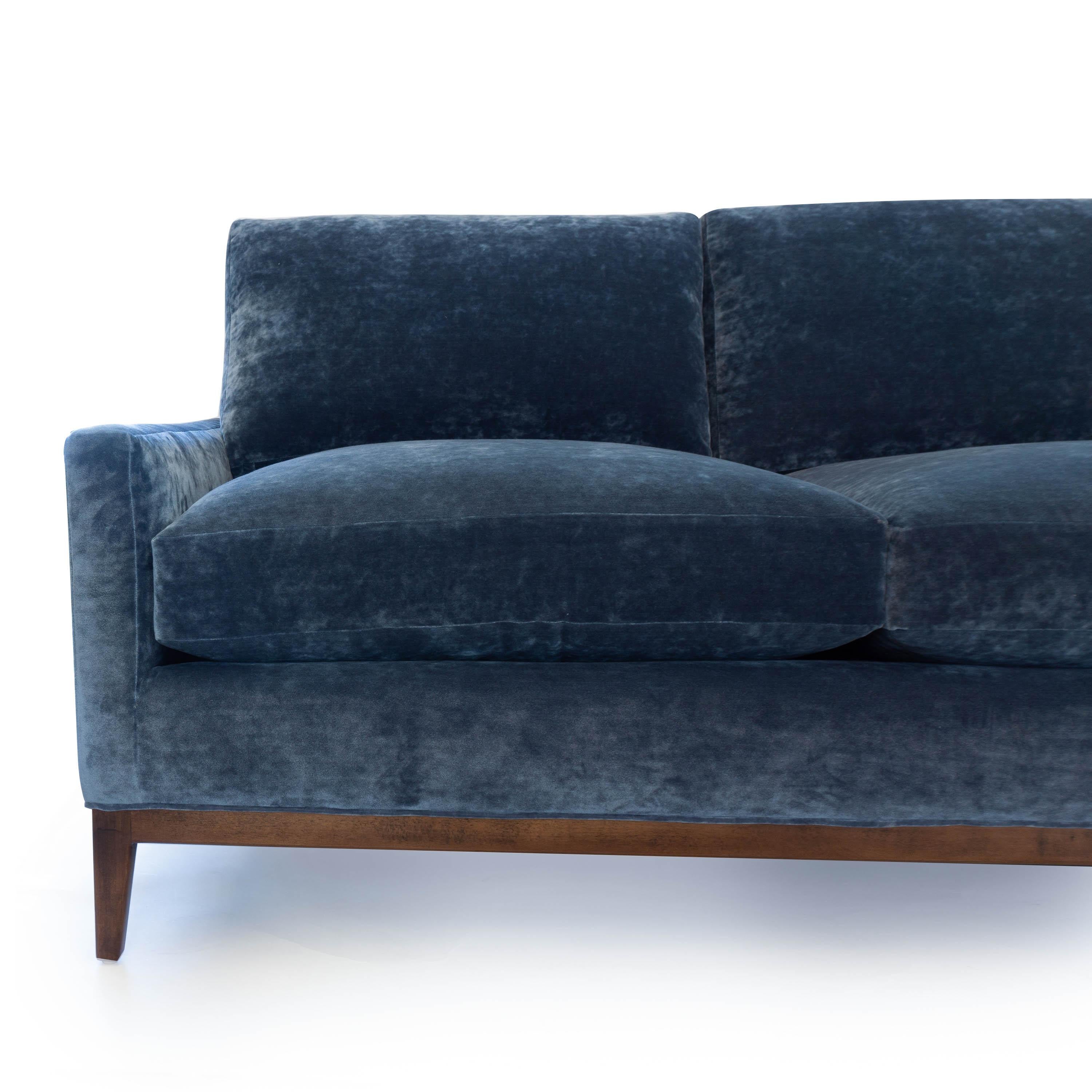 Mid-Century Modernes Sofa aus blauem Samt im Angebot 11