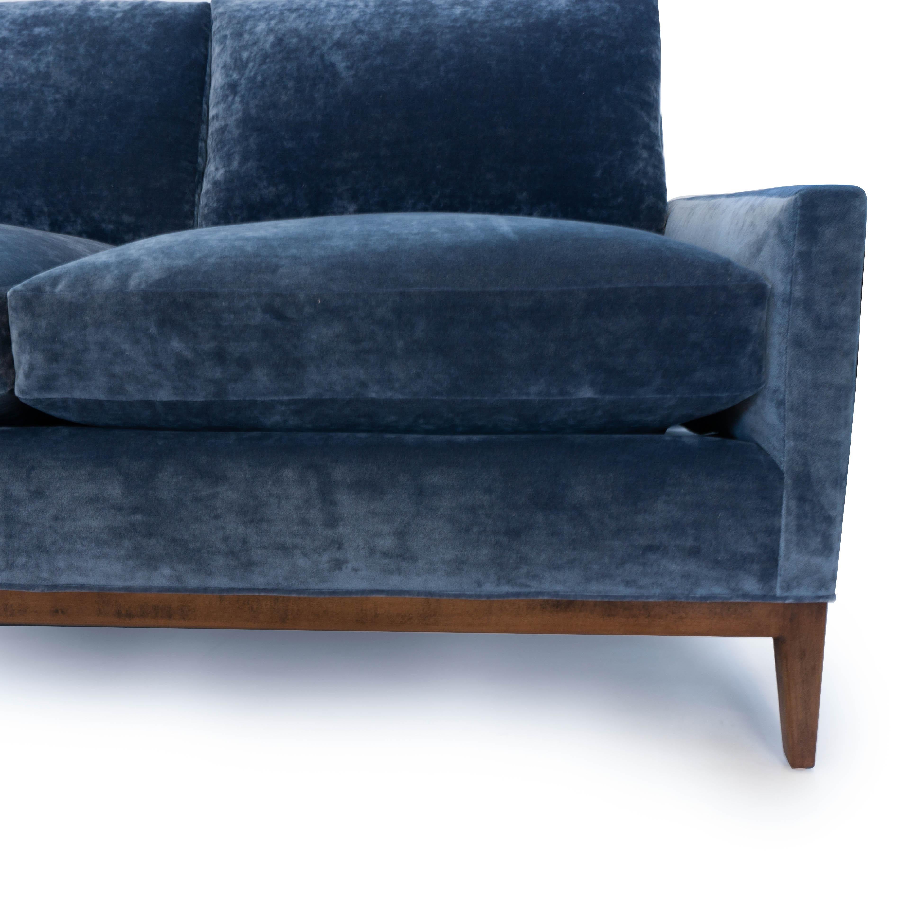 Mid-Century Modernes Sofa aus blauem Samt im Angebot 12