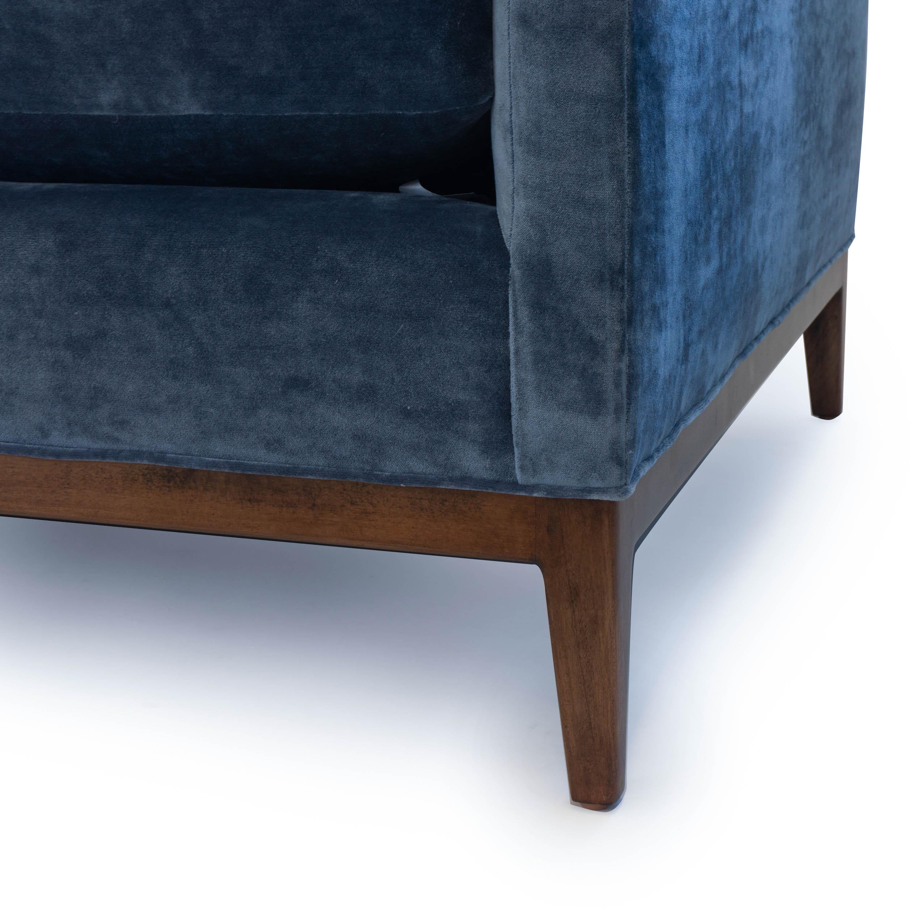 Mid-Century Modernes Sofa aus blauem Samt im Angebot 13