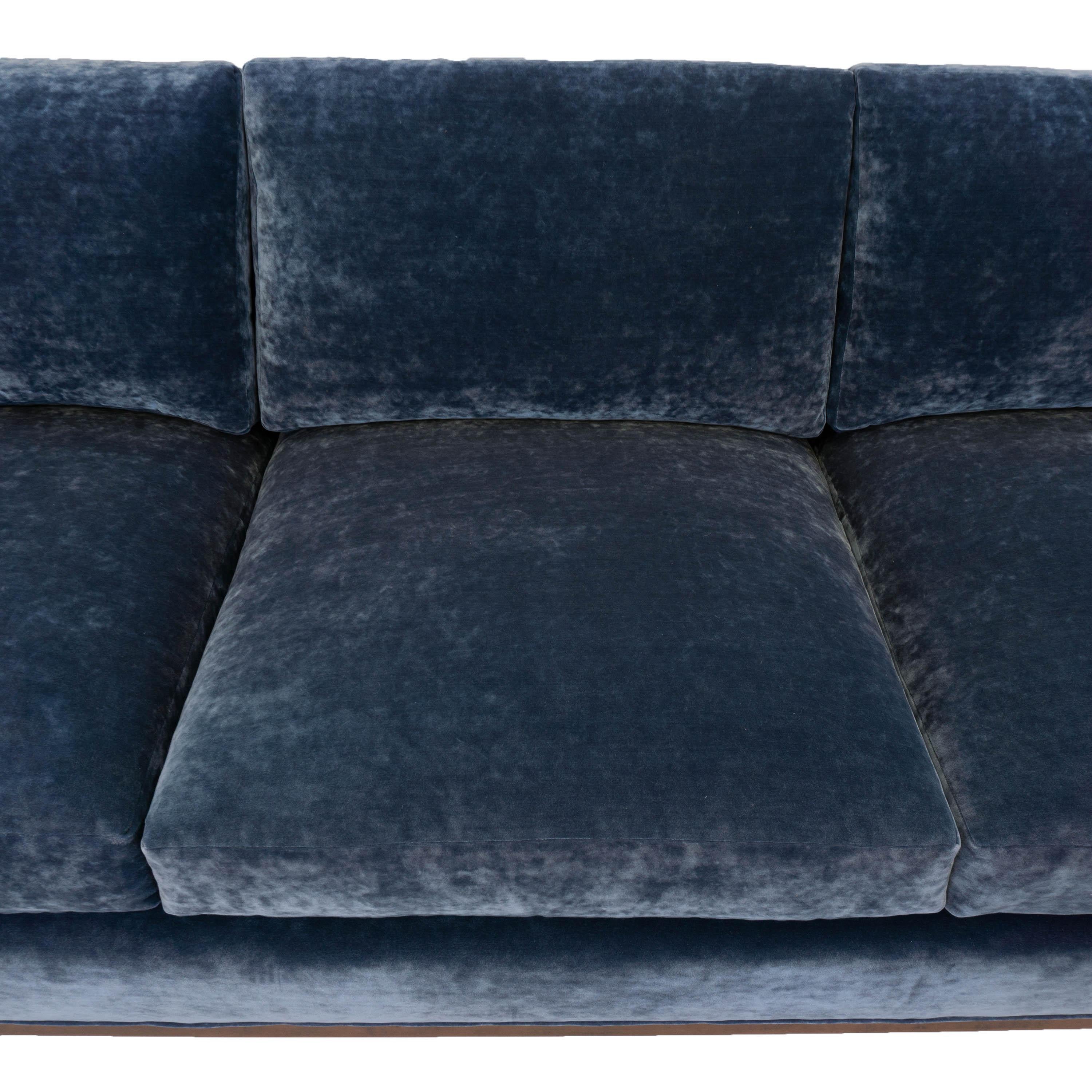 Mid-Century Modernes Sofa aus blauem Samt im Angebot 14