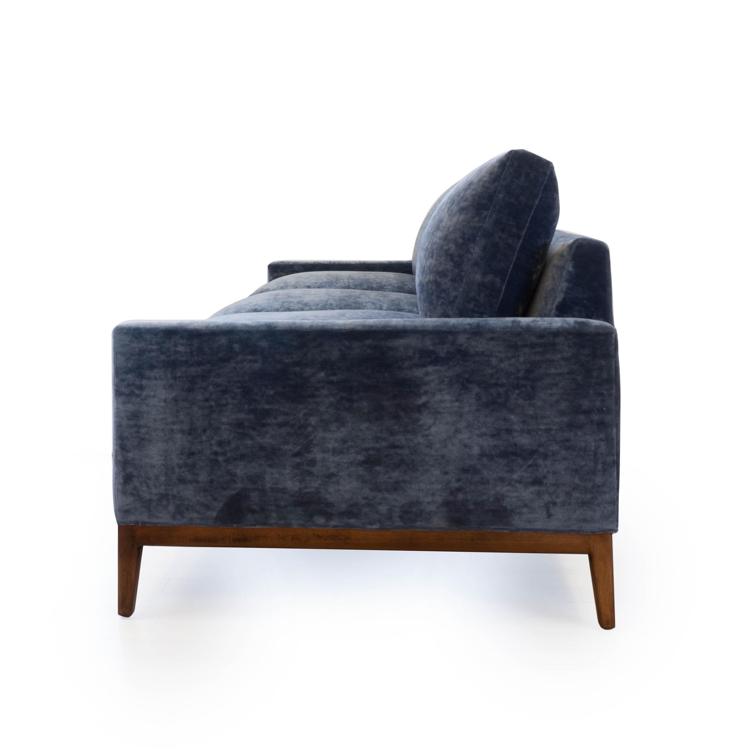 Mid-Century Modernes Sofa aus blauem Samt (Moderne der Mitte des Jahrhunderts) im Angebot