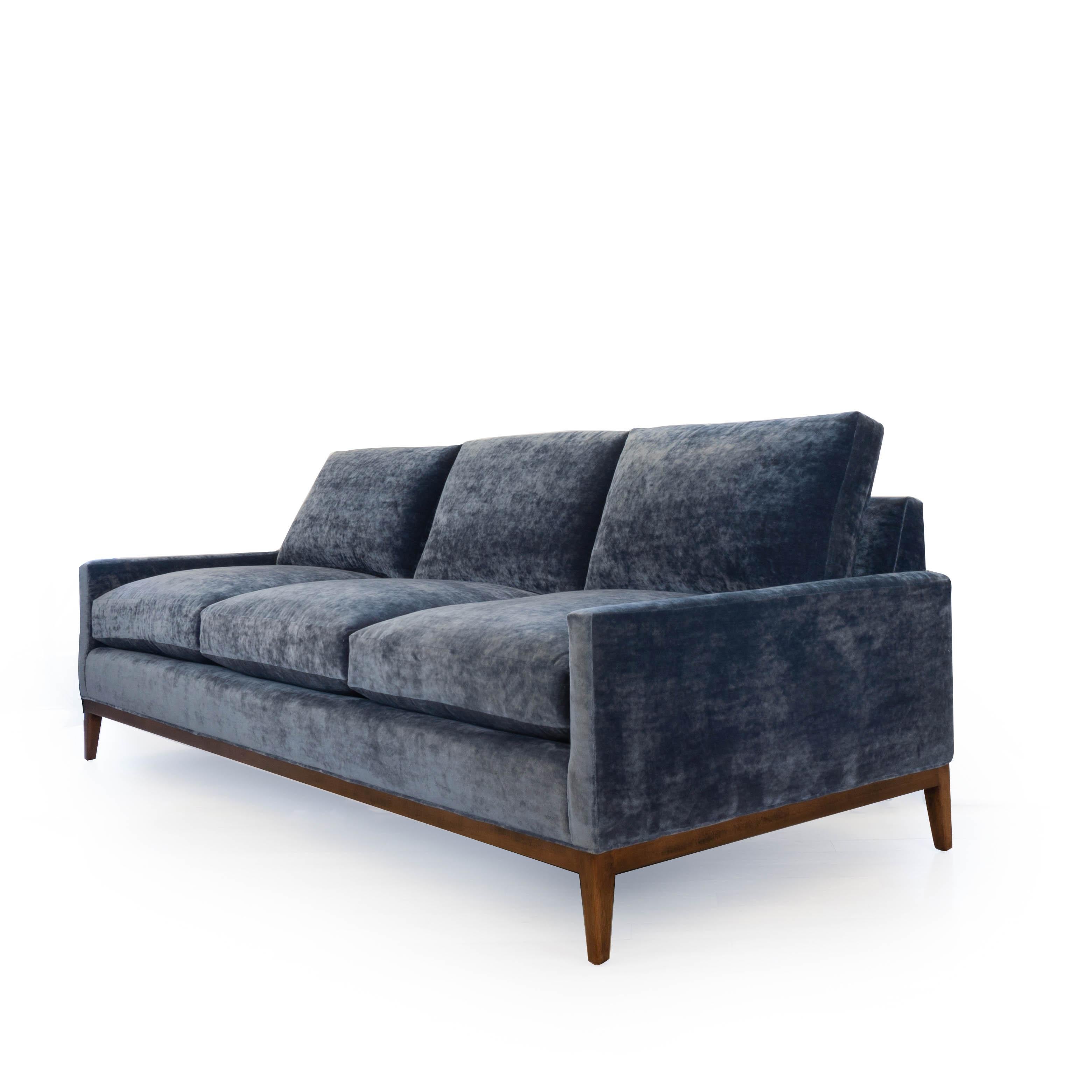 Mid-Century Modernes Sofa aus blauem Samt (amerikanisch) im Angebot