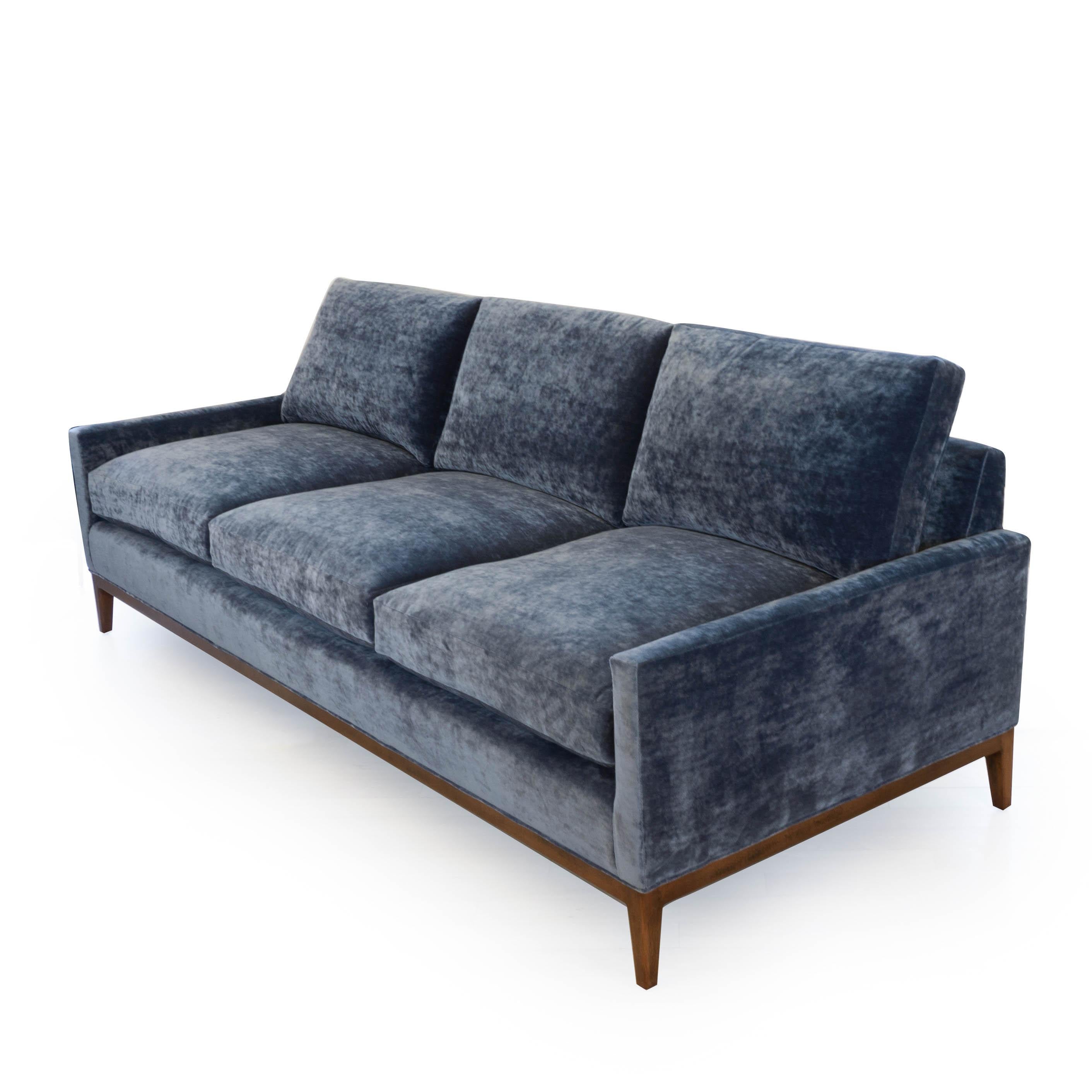 Mid-Century Modernes Sofa aus blauem Samt im Zustand „Neu“ im Angebot in Greenwich, CT