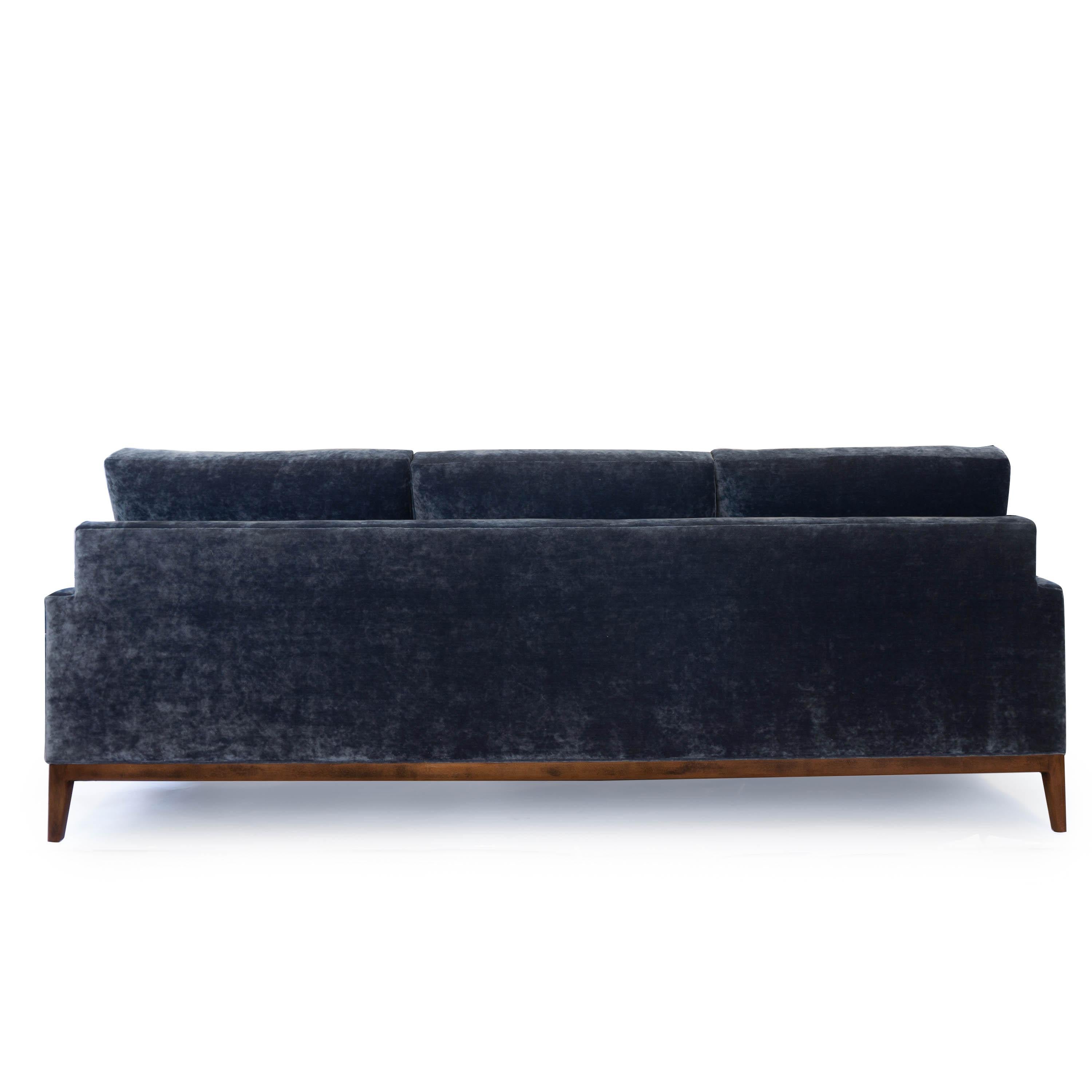 Mid-Century Modernes Sofa aus blauem Samt im Angebot 1