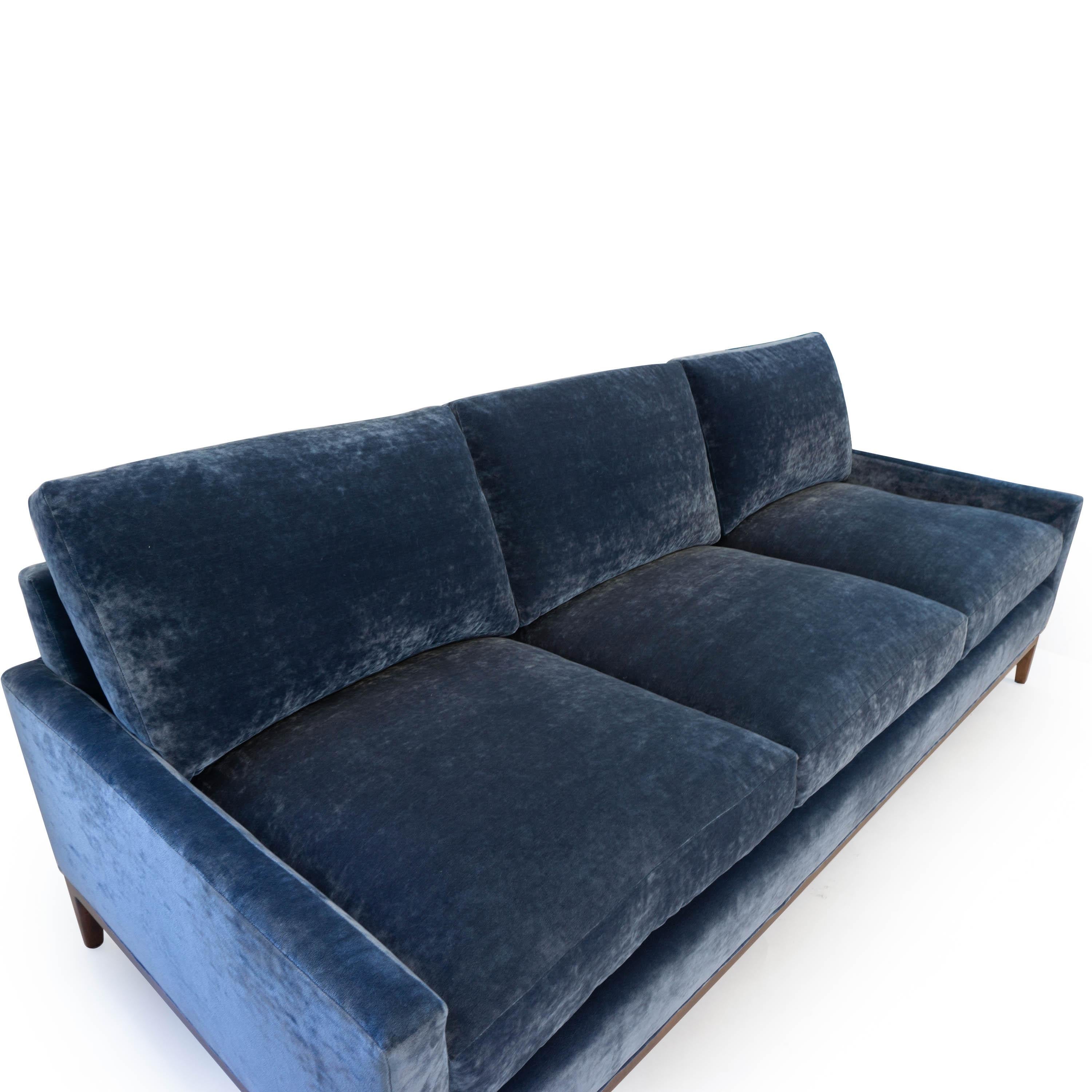 Mid-Century Modernes Sofa aus blauem Samt im Angebot 3