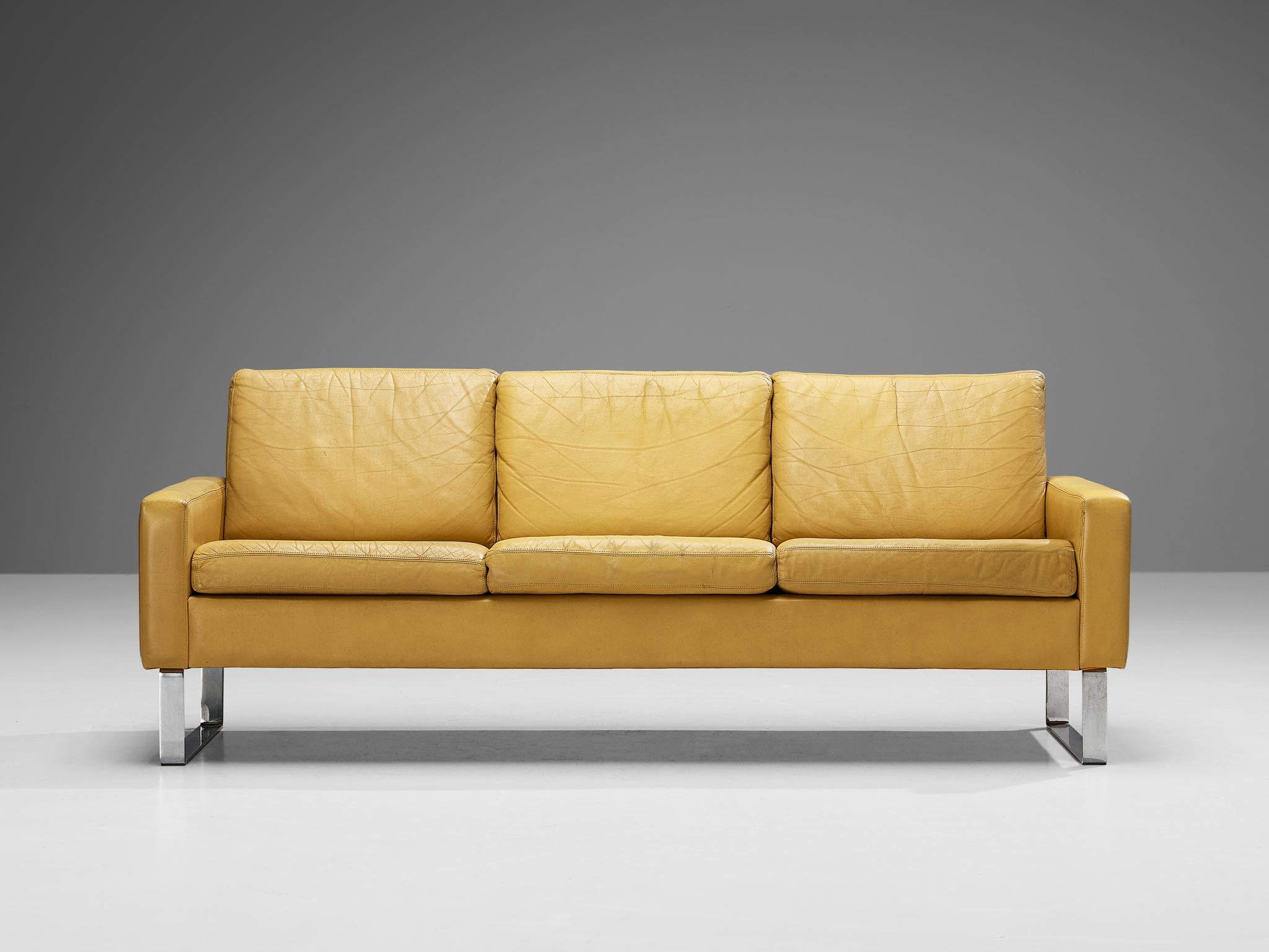 Sofa, Leder, verchromter Stahl, Deutschland, 1960er Jahre

Dieses stromlinienförmige Sofa hat ein einfaches Aussehen, aber die Kombination von MATERIALEN und die definierte Geometrie dieses Stücks, dieses Sofa strahlt Anmut und Stil aus. Der mit