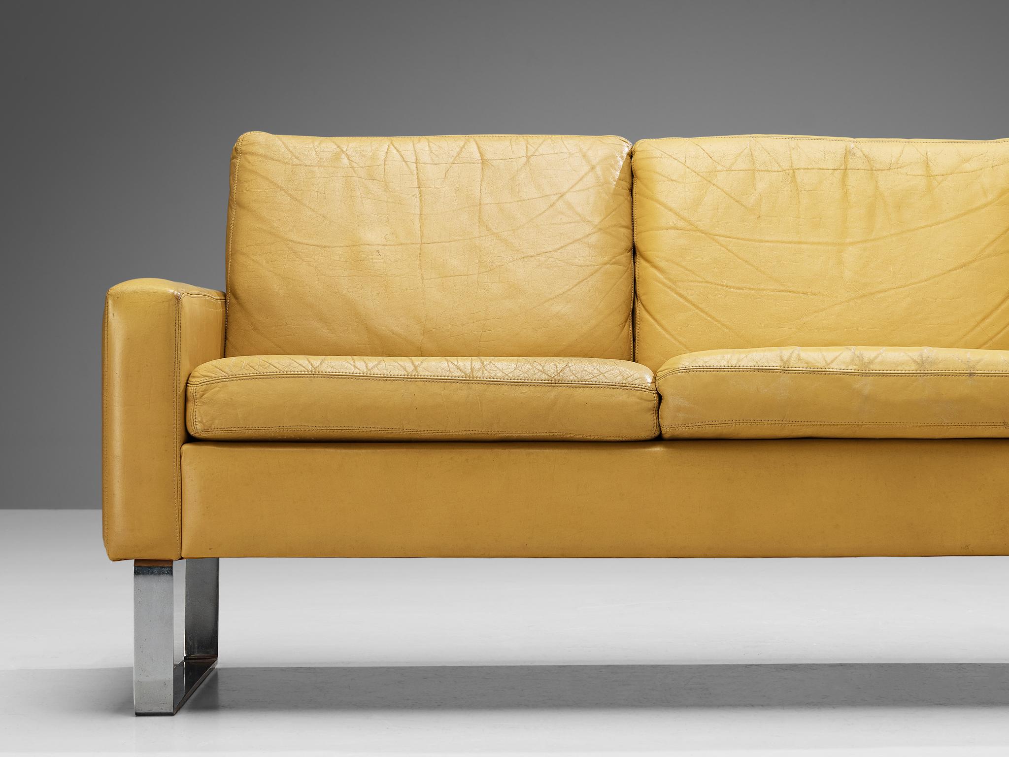 Modernes Sofa aus Kamelgelbem Leder und Stahl aus der Mitte des Jahrhunderts (Moderne der Mitte des Jahrhunderts) im Angebot
