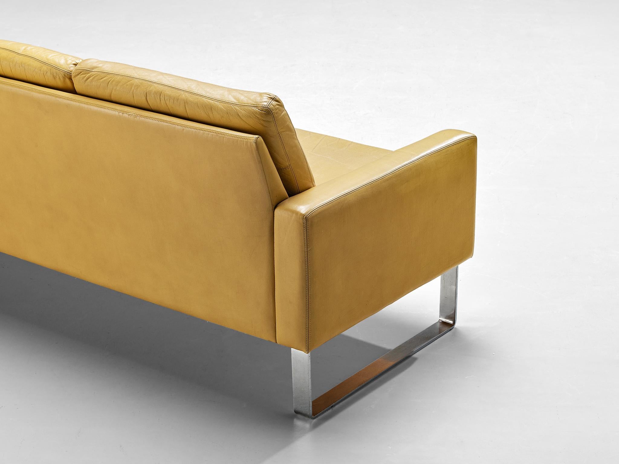 Mid-Century Modern Sofa in Camel Yellow Leather and Steel For Sale 1