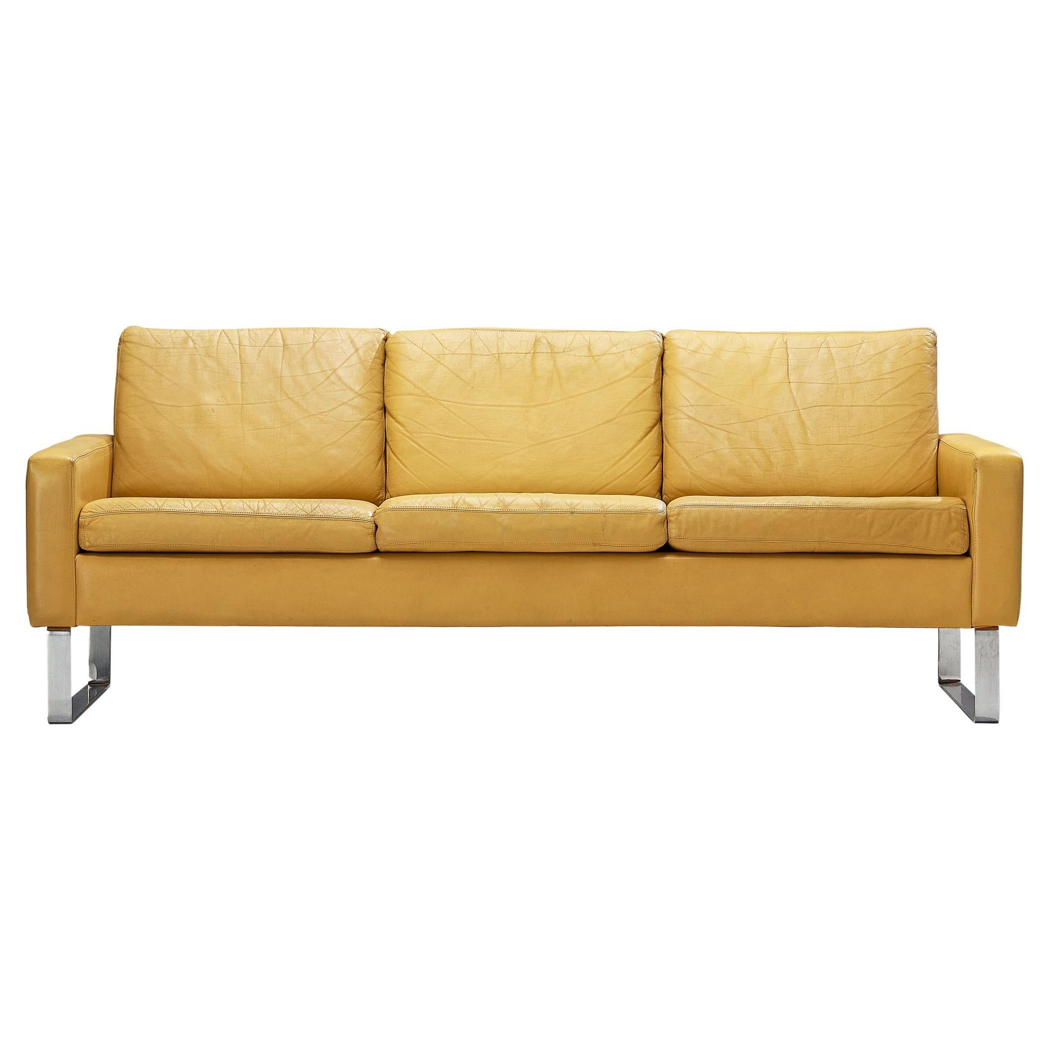 Canapé mi-siècle moderne en cuir jaune camel et acier en vente