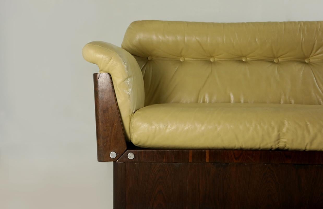 Mid-Century Modern Sofa in Hardwood and Leather by Lineart Móveis, Brazil 1960s.

This large four-seat sofa by the Brazilian manufacturer Lineart Móveis e Decoração consists of a structure in naval plywood covered in highly figured hardwood veneer