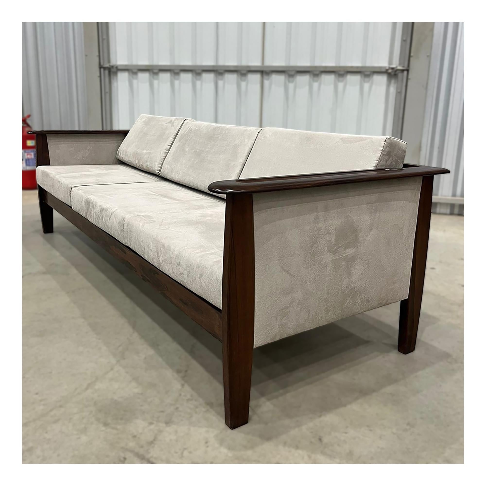Disponible hoy en NYC, con envío nacional gratuito incluido, este Sofá Moderno Brasileño en Madera Dura y Tela diseñado por Fátima es nada menos que ¡una belleza!

Te presentamos este acogedor sofá fabricado por Fátima en la década de 1960, con una