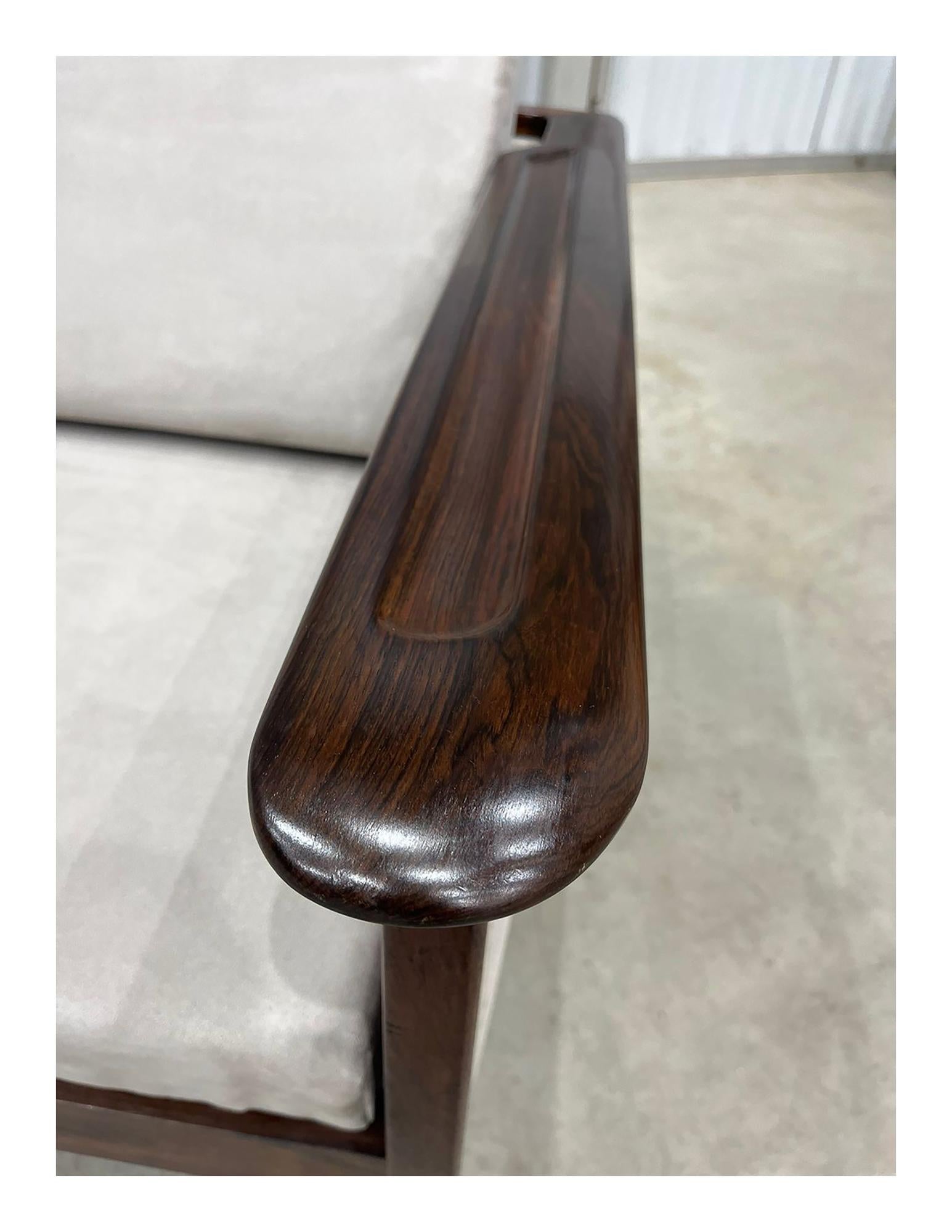 Sofá moderno de mediados de siglo en madera noble y tela, Fátima, c. 1960 Brasileño en venta