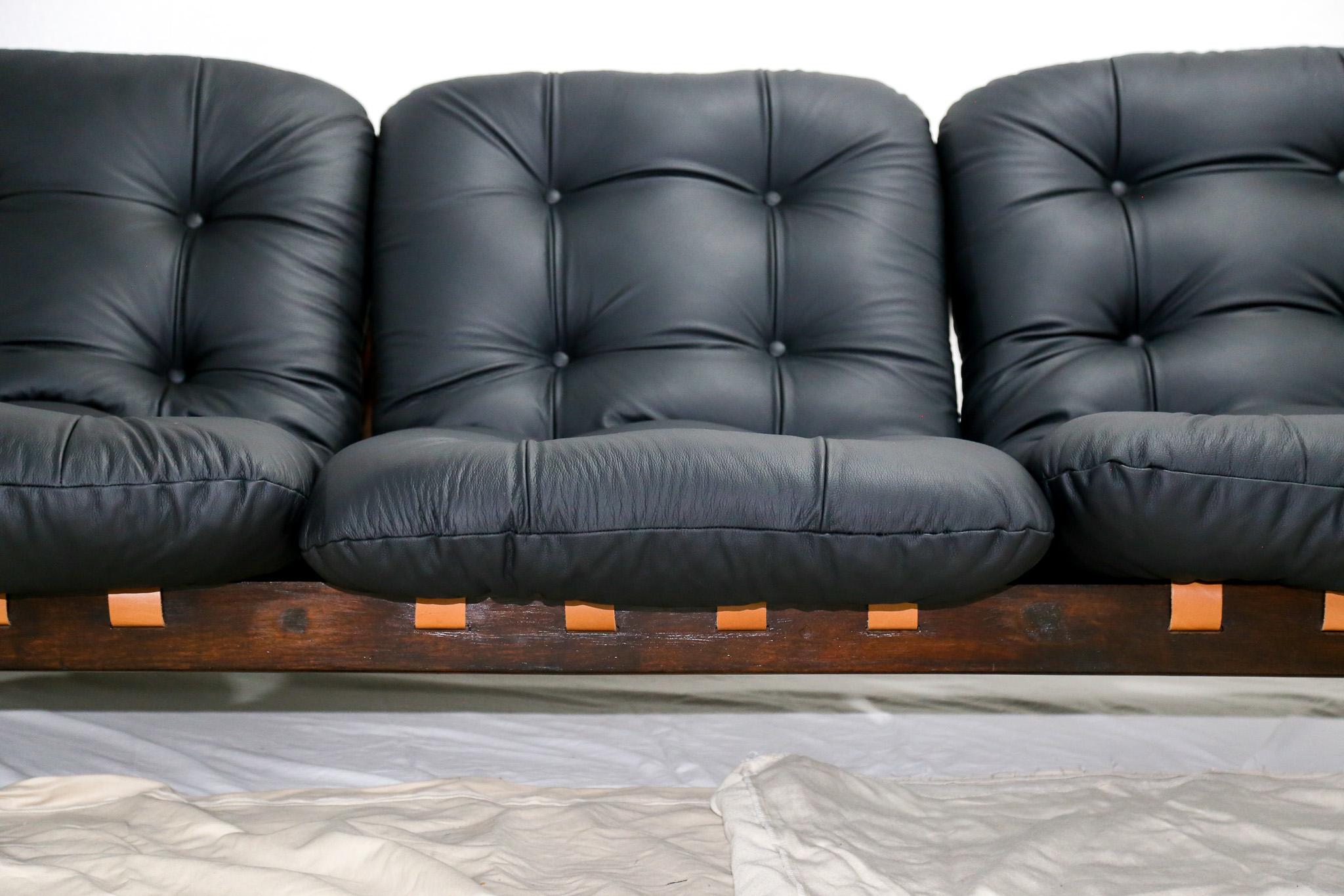 Modernes Sofa aus Hartholz und Leder von Jean Gillon aus der Mitte des Jahrhunderts, 1970, Brasilien im Angebot 4