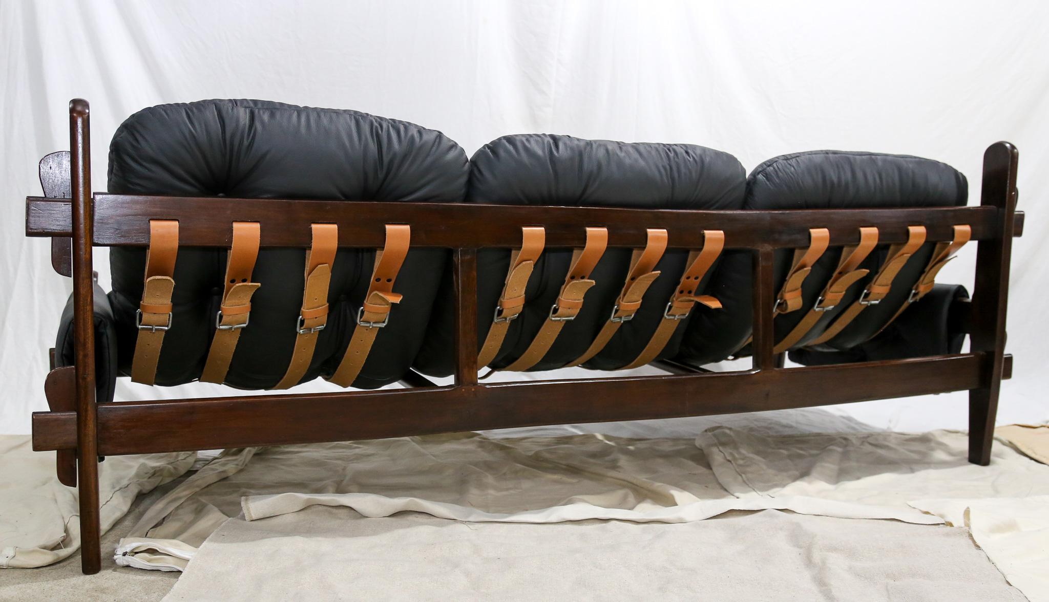 Canapé moderne du milieu du siècle en bois dur et cuir de Jean Gillon, 1970, Brésil en vente 9