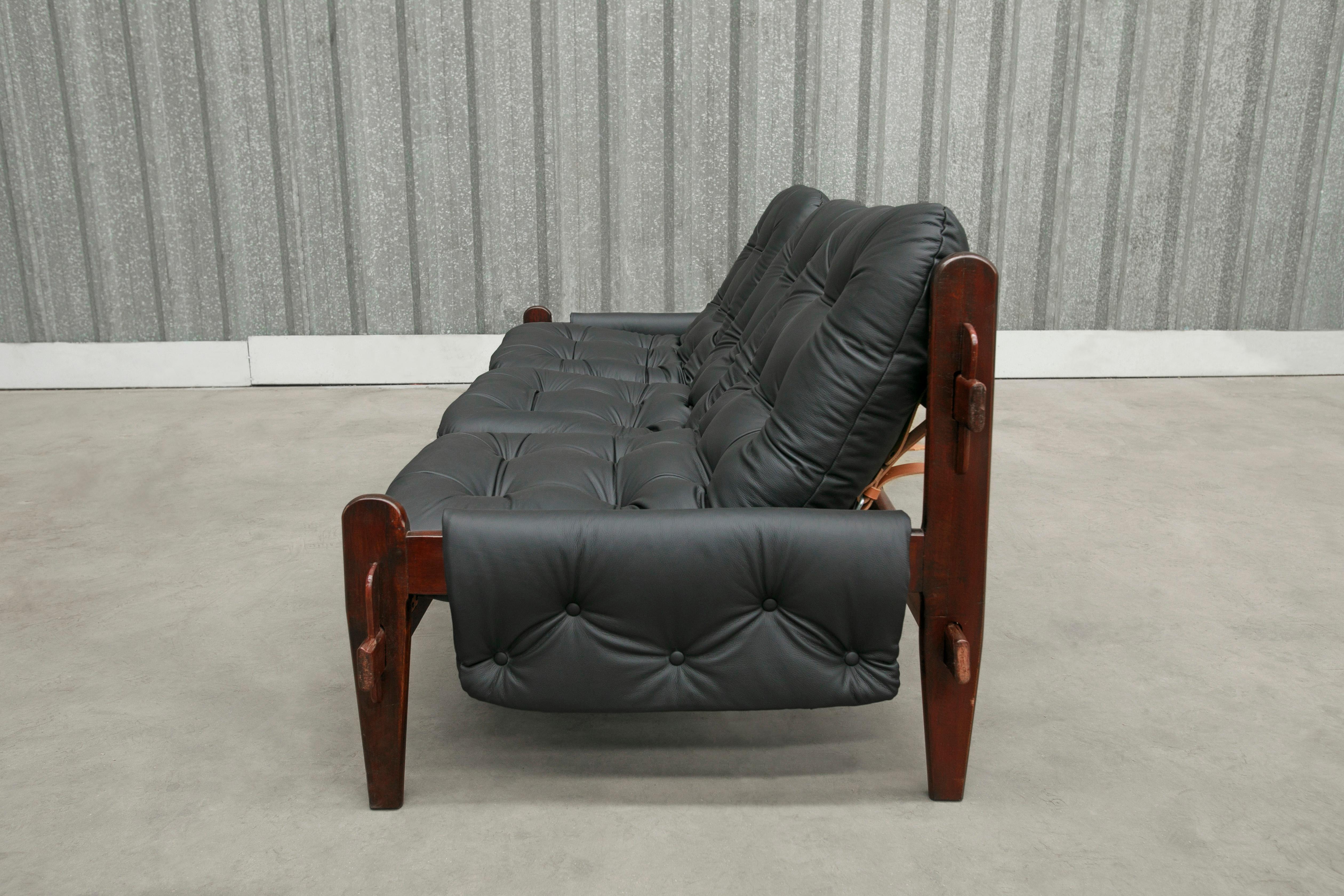 Modernes Sofa aus Hartholz und Leder von Jean Gillon aus der Mitte des Jahrhunderts, 1970, Brasilien im Zustand „Gut“ im Angebot in New York, NY