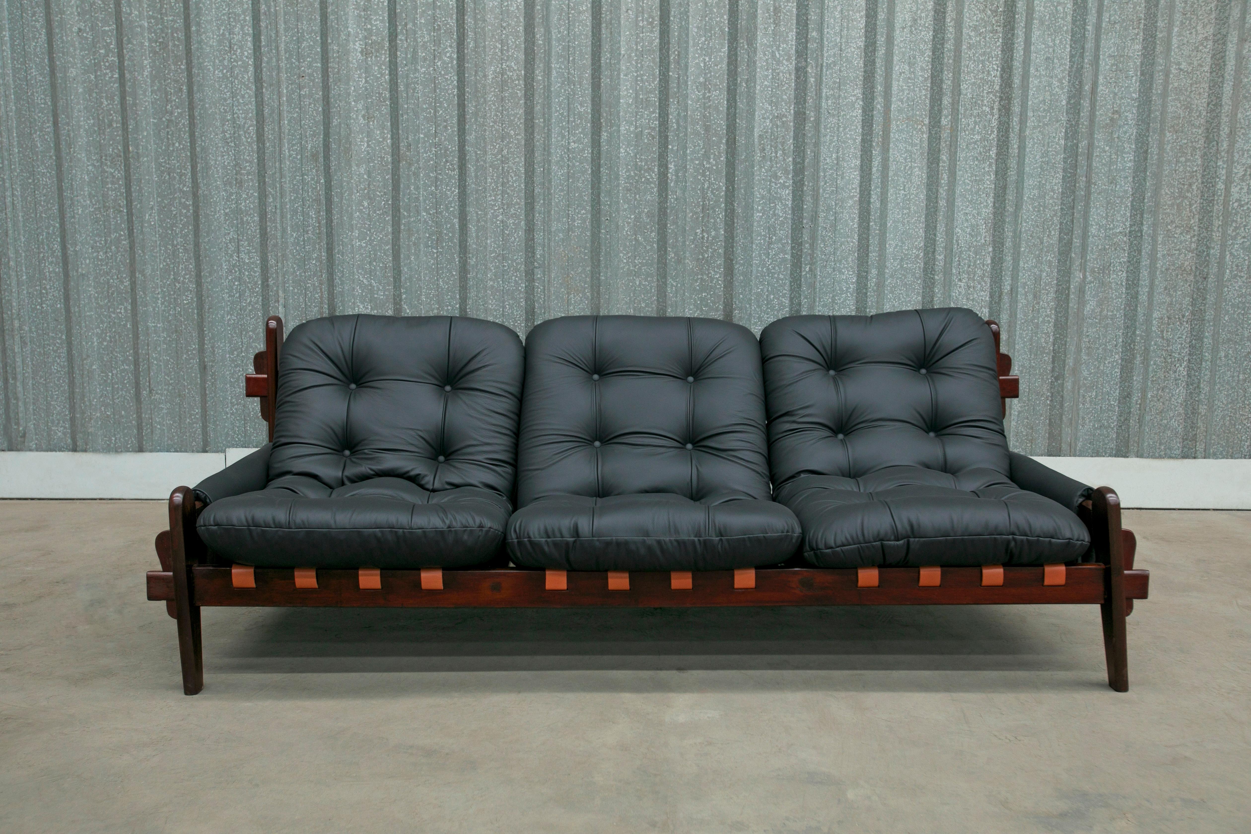 Modernes Sofa aus Hartholz und Leder von Jean Gillon aus der Mitte des Jahrhunderts, 1970, Brasilien im Angebot 1