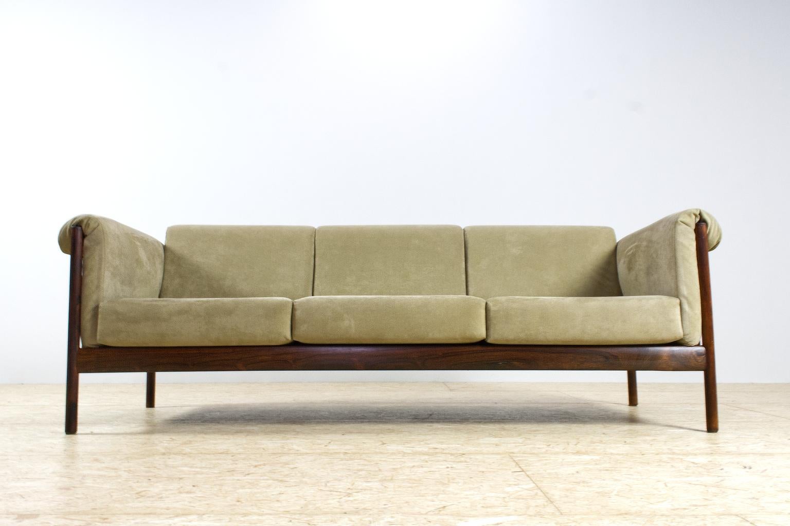An elegant and refined piece of Scandinavian Modern design, robust yet elegant, a rectangular sofa with an eye catching slat back and a great quality light brown alcantara furniture fabric. This large 3 seater sofa is executed in solid rosewood,