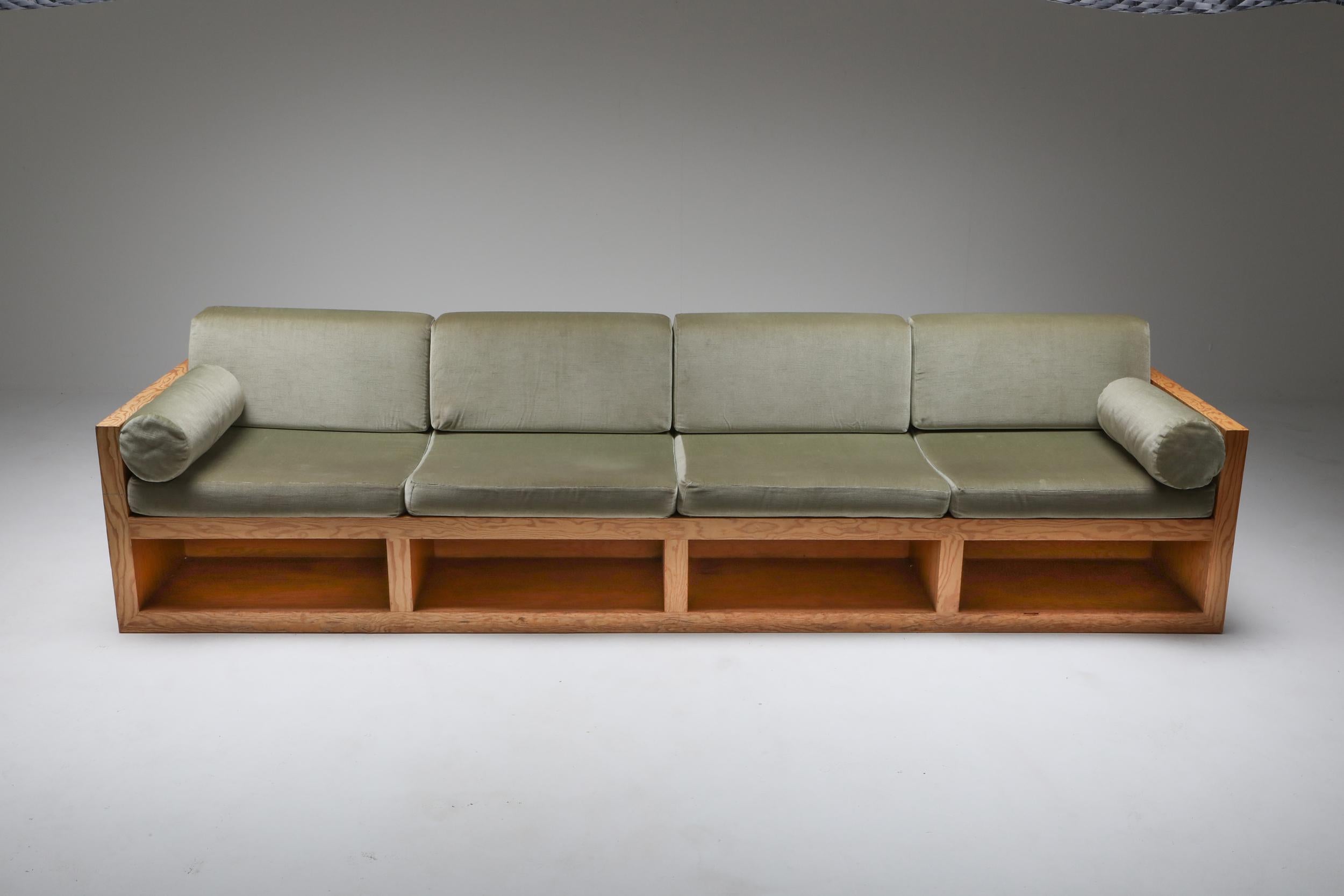 Mid-Century Modern Sofa in Pitch Pine and Velvet In Good Condition In Antwerp, BE
