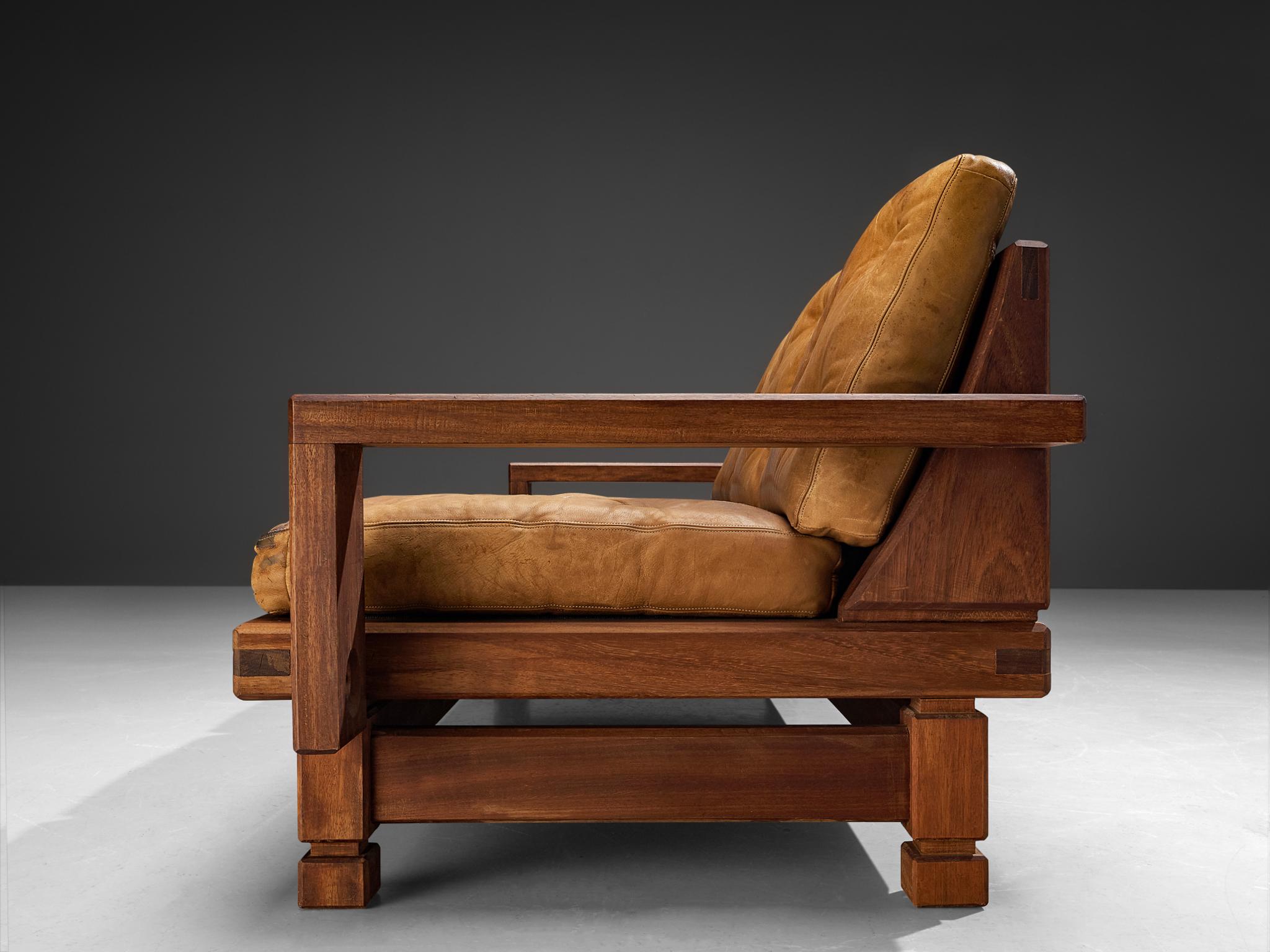 Europeo Divano moderno di metà secolo in teak e pelle marrone cognac in vendita