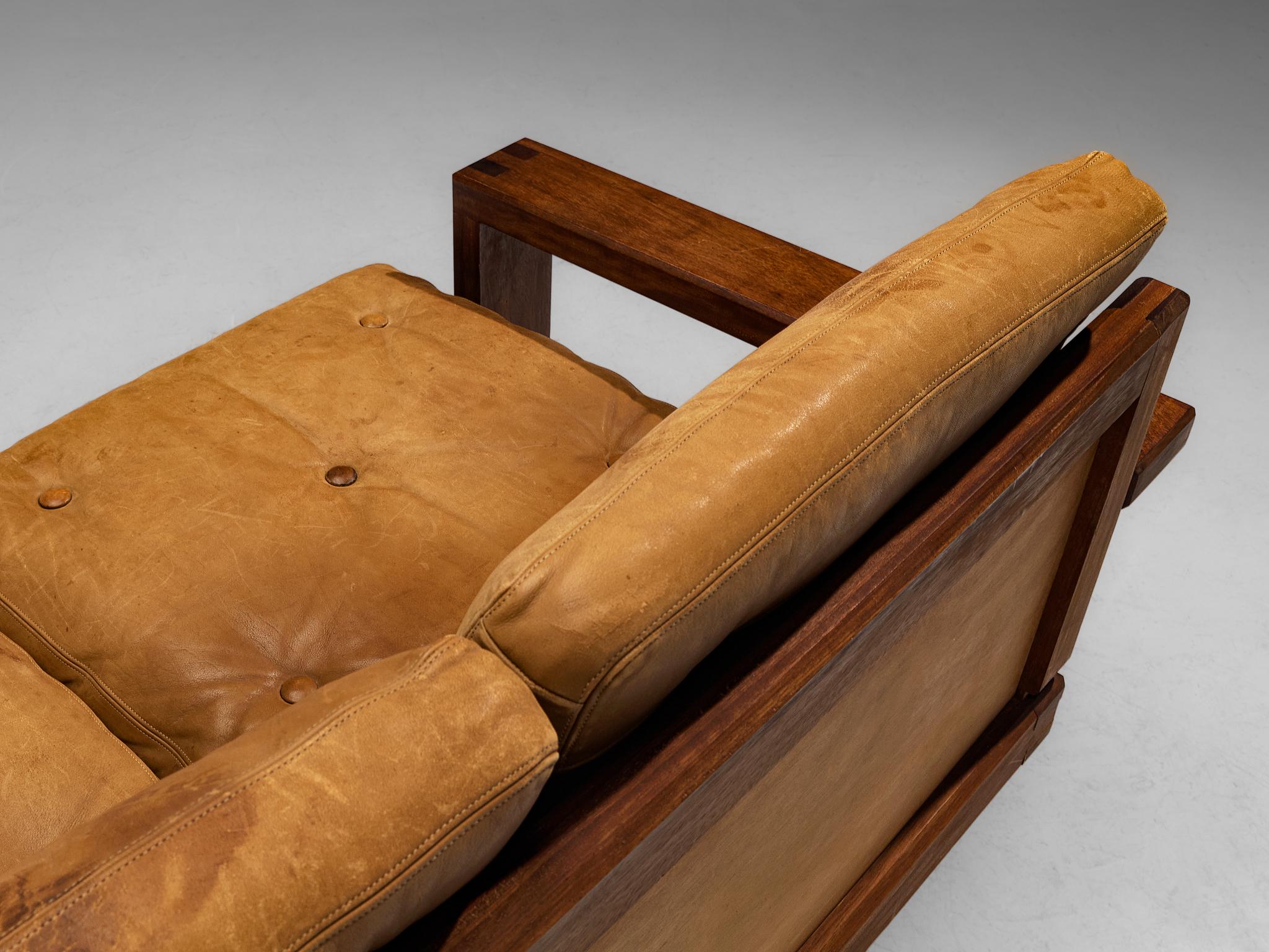 Pelle Divano moderno di metà secolo in teak e pelle marrone cognac in vendita