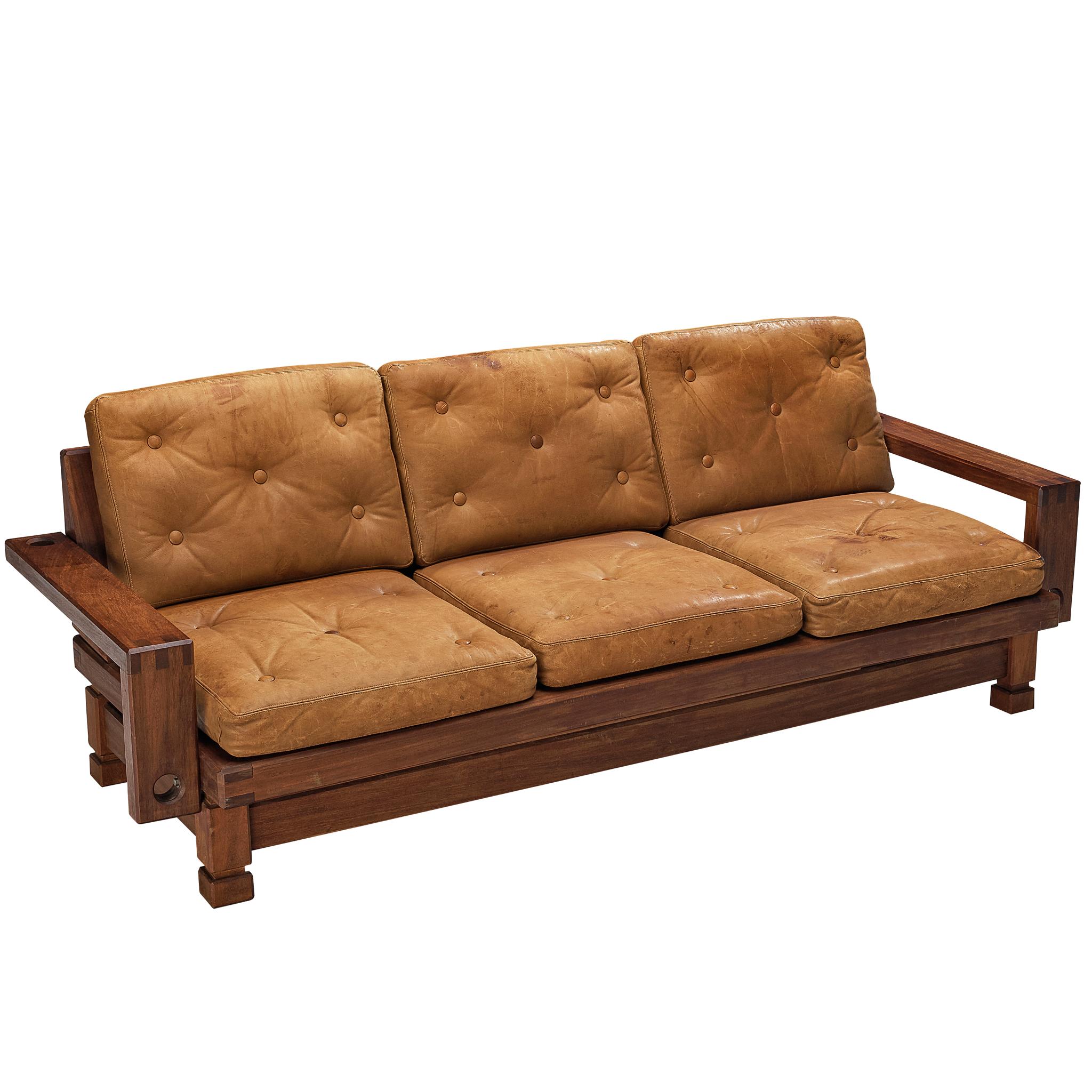 Divano moderno di metà secolo in teak e pelle marrone cognac in vendita