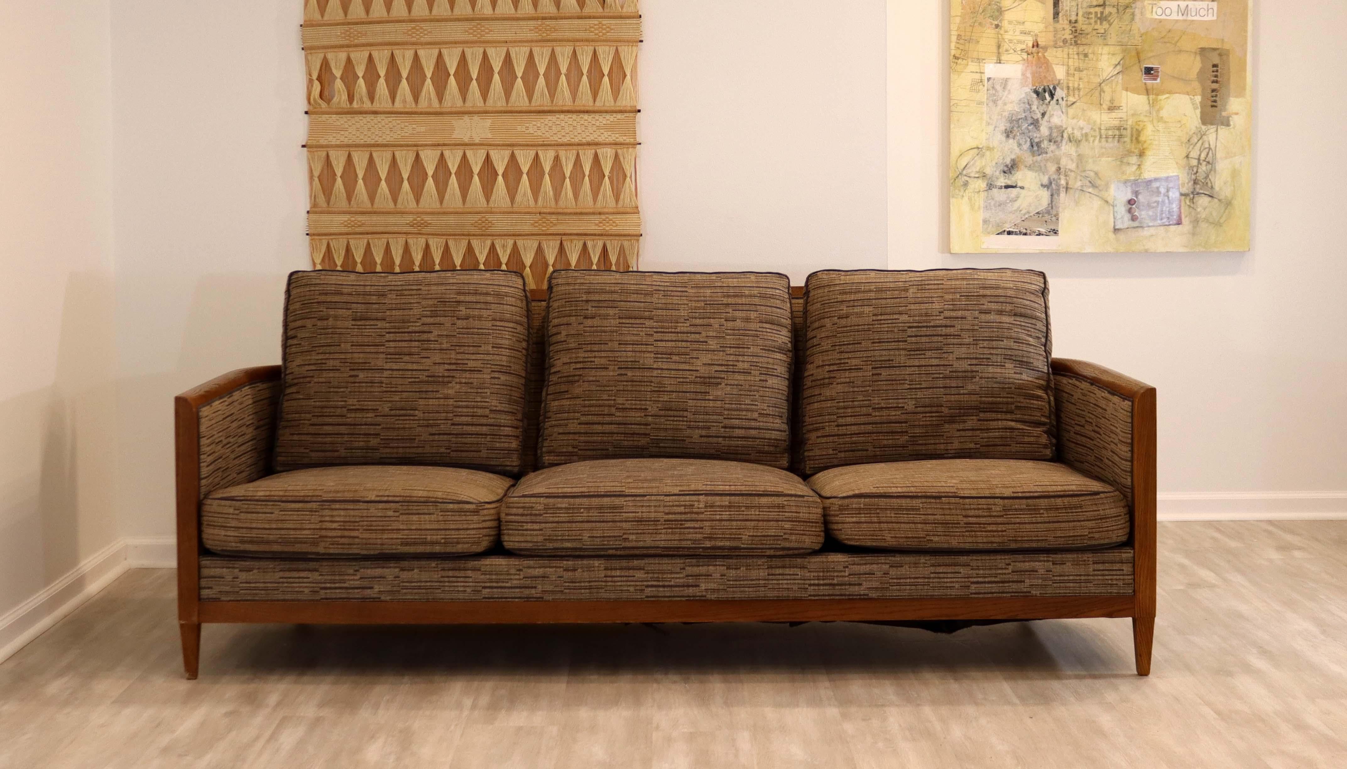 Up for sale is a stunning Holly Hunt 'Hemp Sail' sofa by John Hutton. Details include an oak architectural frame in an umber finish along with 3-over-3 cushions in a contrast welt upholstery. This sofa is in very good condition.

Dimensions: 84
