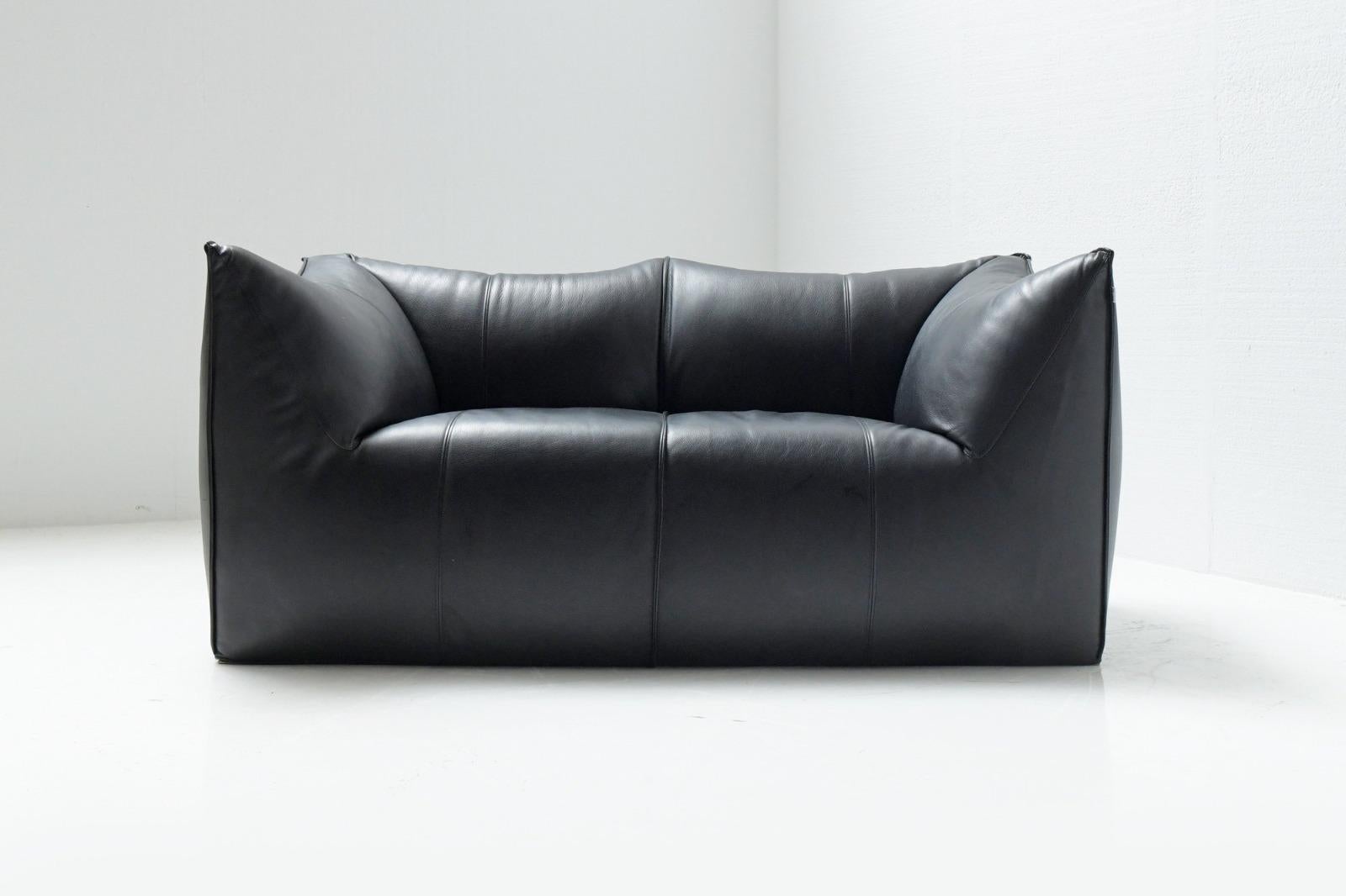 Modèle de canapé moderne du milieu du siècle Le Bambole par Mario Bellini pour B&B Italia, cuir noir, années 1970.
