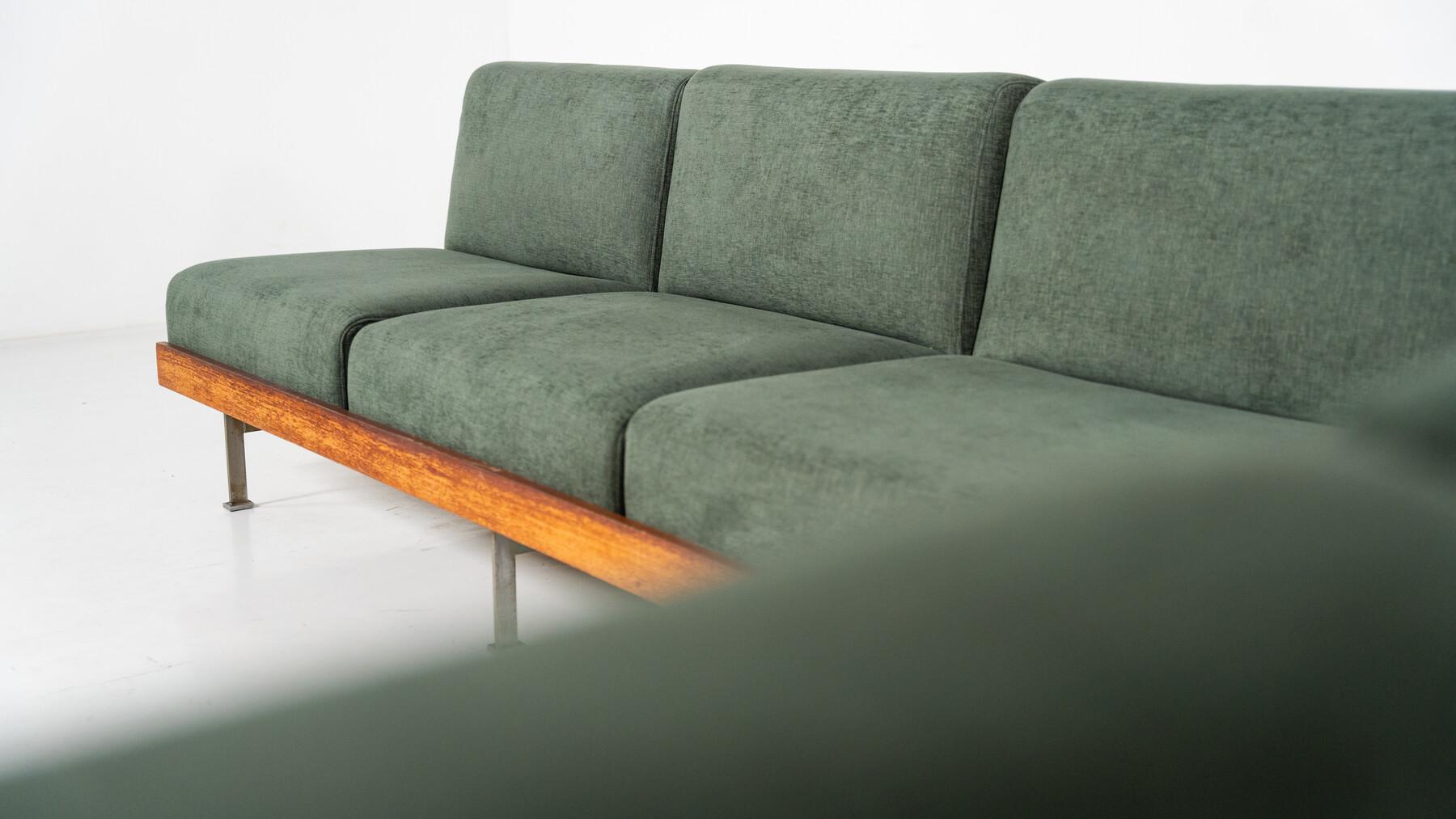Mid-Century Modern Sofa, Saporiti, Italy, 1960s - New Upholstery In Good Condition For Sale In Brussels, BE