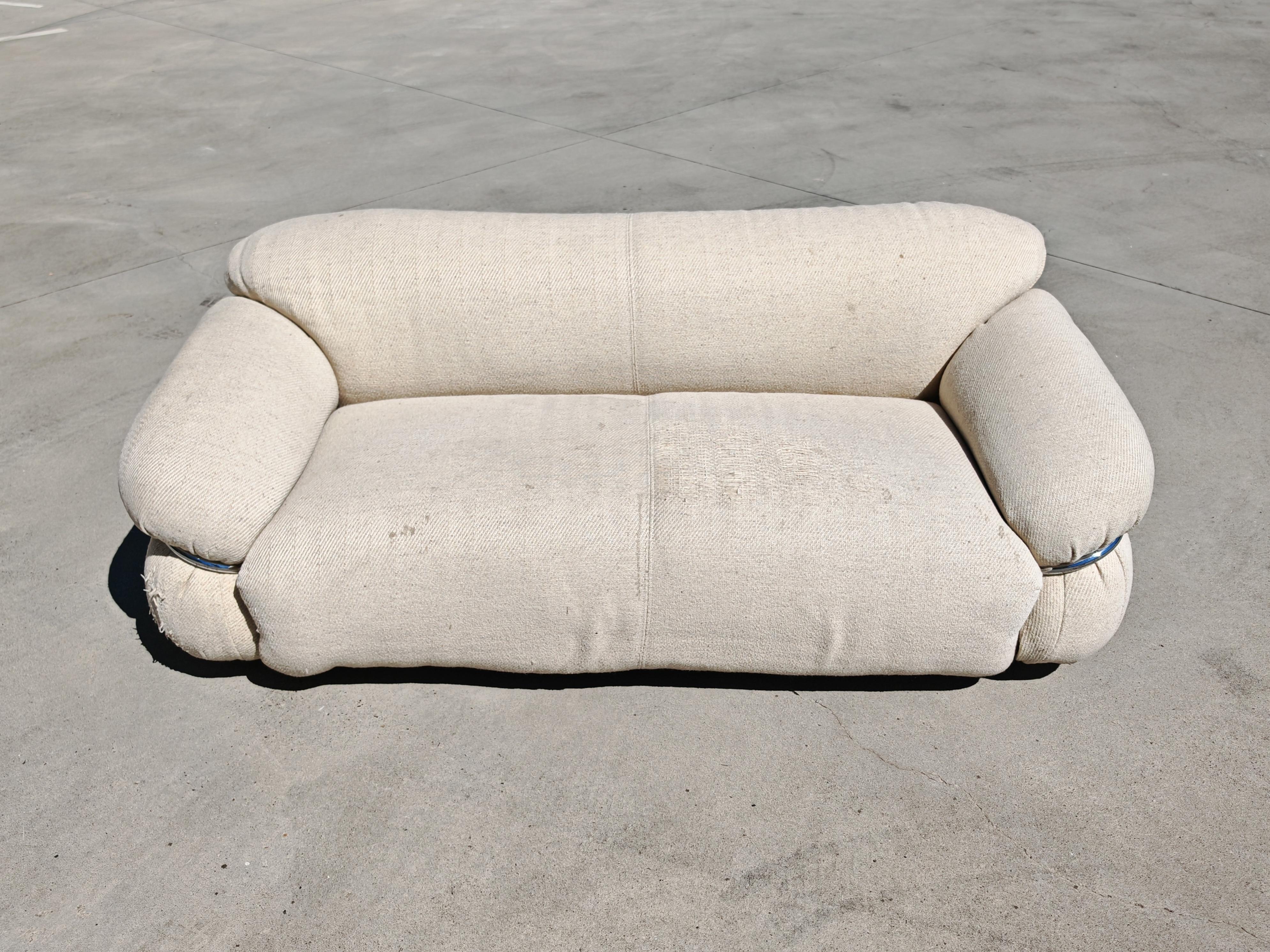 In questa inserzione troverai un pezzo iconico del design: il divano Sesann, disegnato da Gianfranco Frattini per Cassina. Questa è la prima edizione dell'iconico divano, caratterizzato da telai tubolari in acciaio cromato e da una forma scultorea