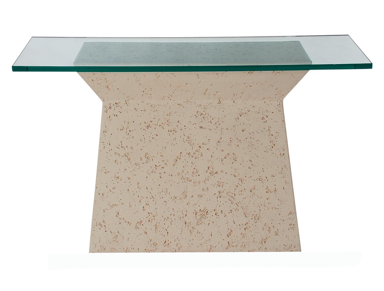 Ein wunderschöner Konsolentisch in moderner Form im Stil von Sirmos. Dieser Tisch hat eine strukturierte, weiße Harzbasis mit einer sehr dicken Glasplatte. Sehr sauber und gut gepflegt.