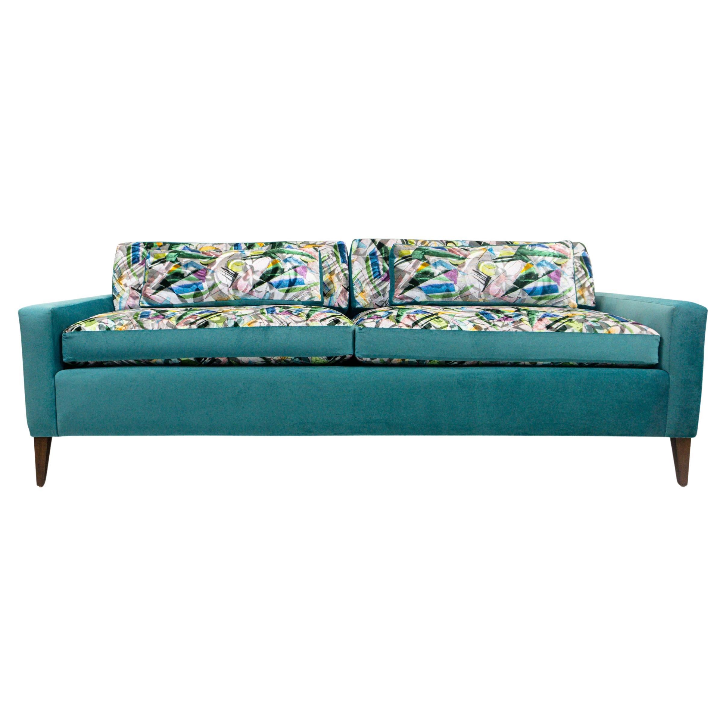 Modernes Sofa aus der Mitte des Jahrhunderts, gepolstert mit türkisfarbenem und abstrakt gemustertem Samt
