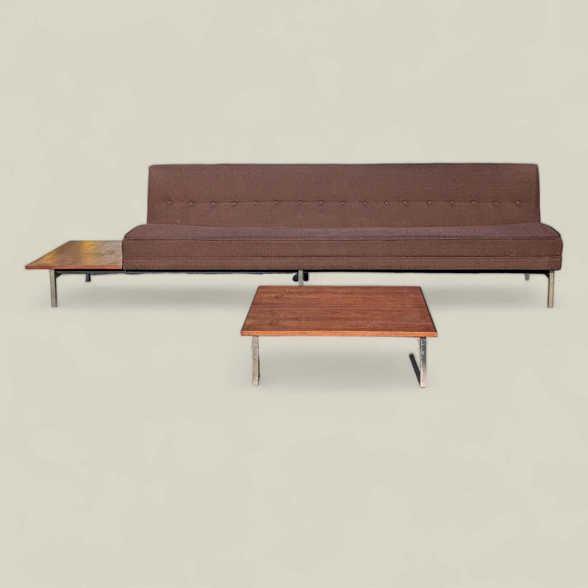 Canapé George Nelson moderne du milieu du siècle avec tables d'appoint intégrées pour Herman Miller - Cette pièce vintage exquise, datant des années 1950-1960, incarne l'élégance fonctionnelle du design du milieu du siècle. Fabriqué avec un cadre