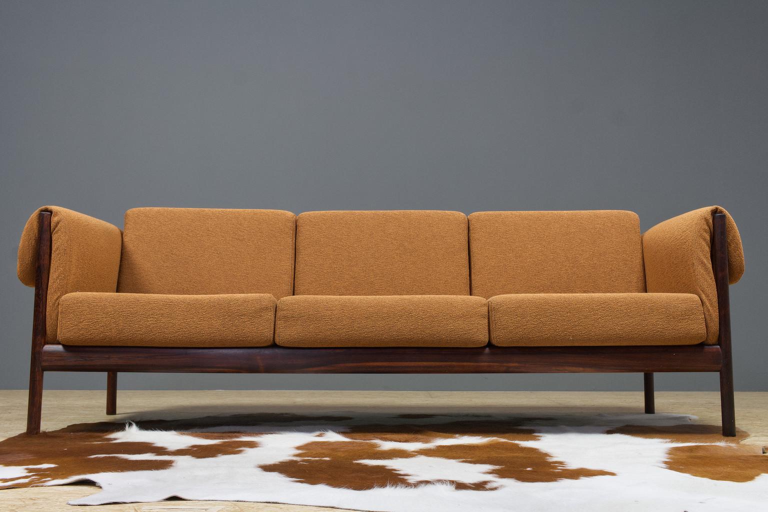 An elegant and refined piece of Scandinavian Modern design, robust yet elegant, a rectangular sofa with an eye catching slat back and a great quality brown furniture fabric (Korinthe by De Ploeg). The fabric is intact, and cleaned and the comfort is