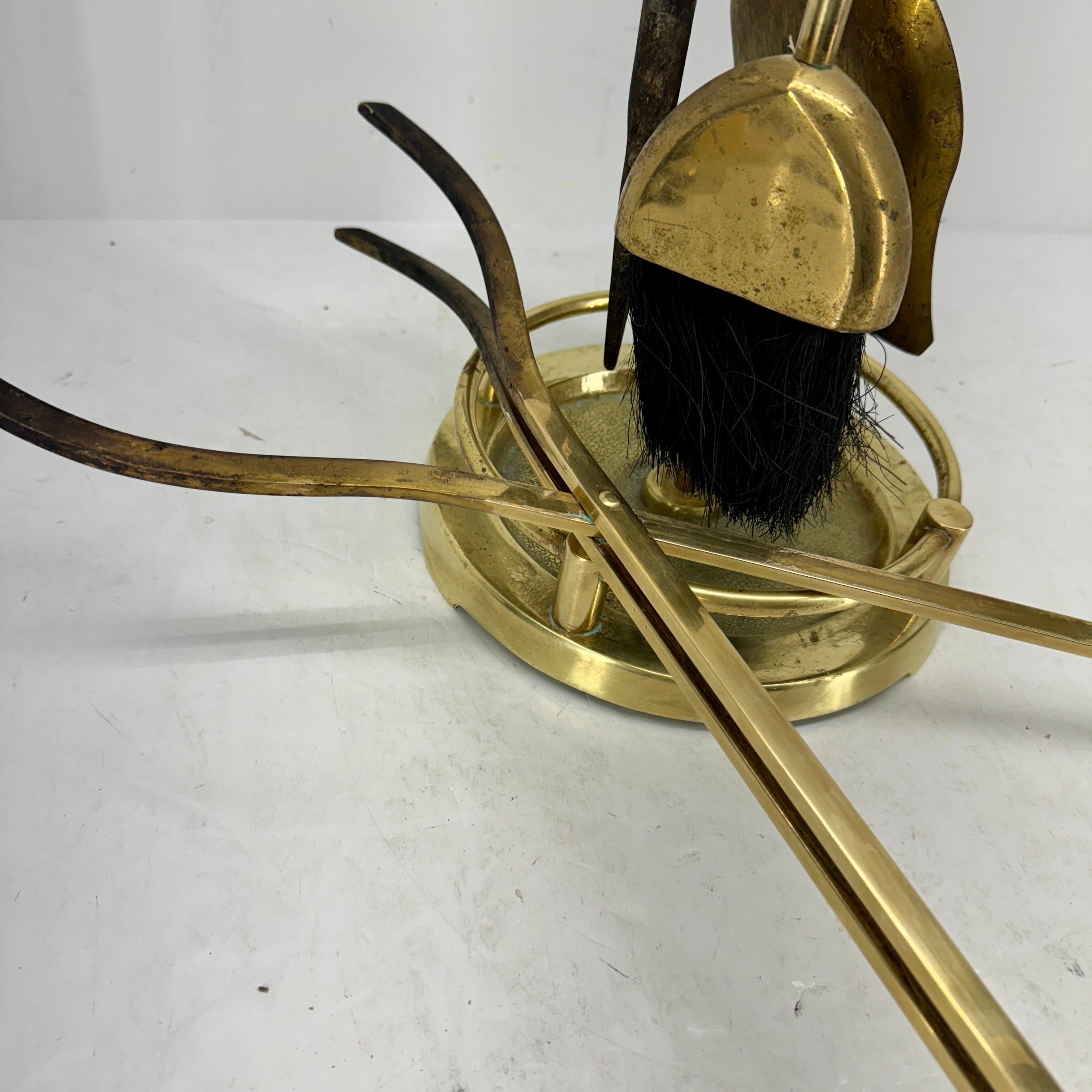 Ottone Attrezzi per caminetto in ottone massiccio della modernità di metà secolo su supporto in vendita