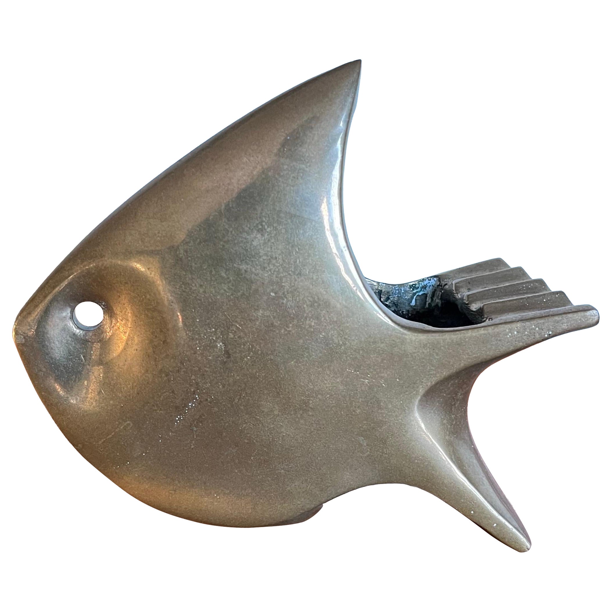 Cendrier en laiton massif, sculpture de poisson, milieu du siècle dernier en vente