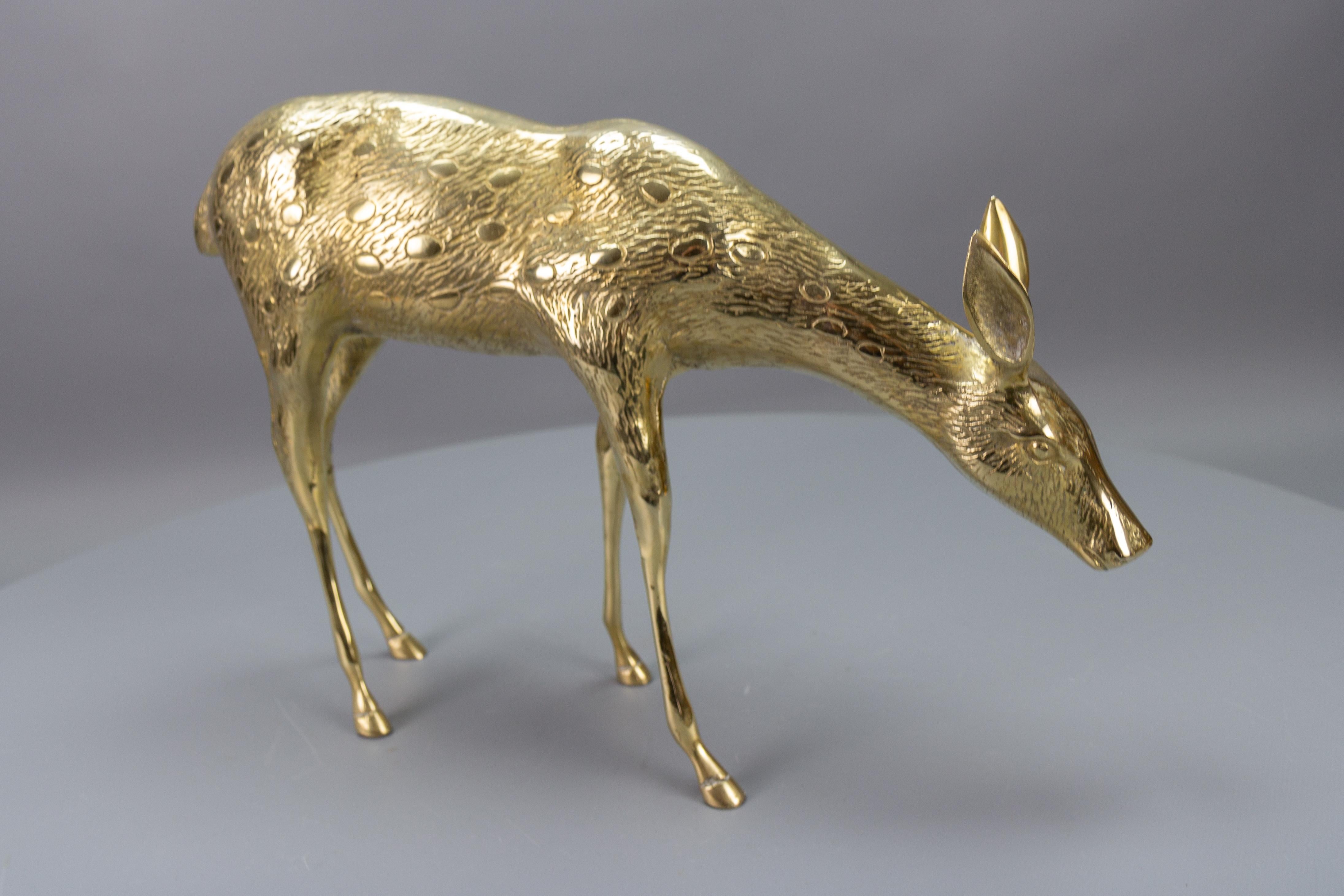 Mid-Century Modern Solid Brass Standing Doe Deer Sculpture In Good Condition For Sale In Barntrup, DE