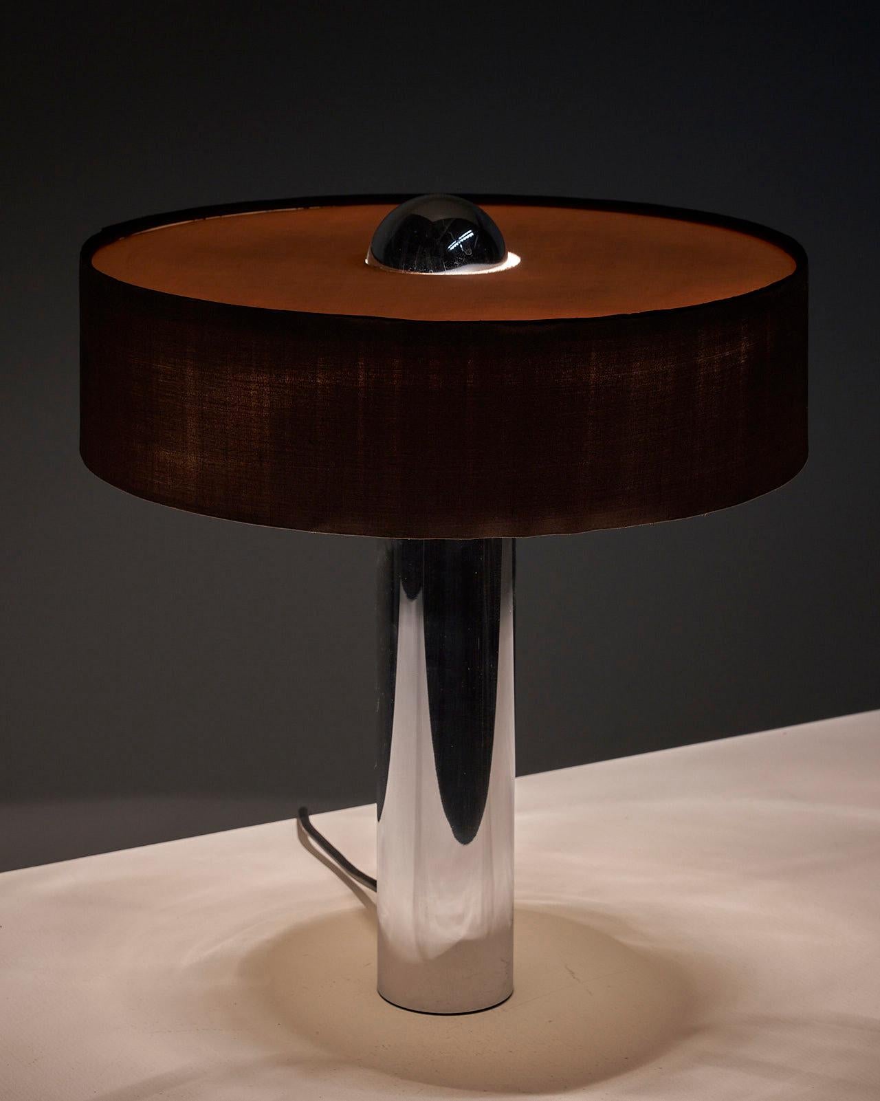 Voici une remarquable lampe de table en chrome massif avec un abat-jour brun de Cosack, Allemagne. Cette lampe étonnante allie l'élégance d'une lourde base chromée à son abat-jour brun et blanc original, ce qui donne un design harmonieux et