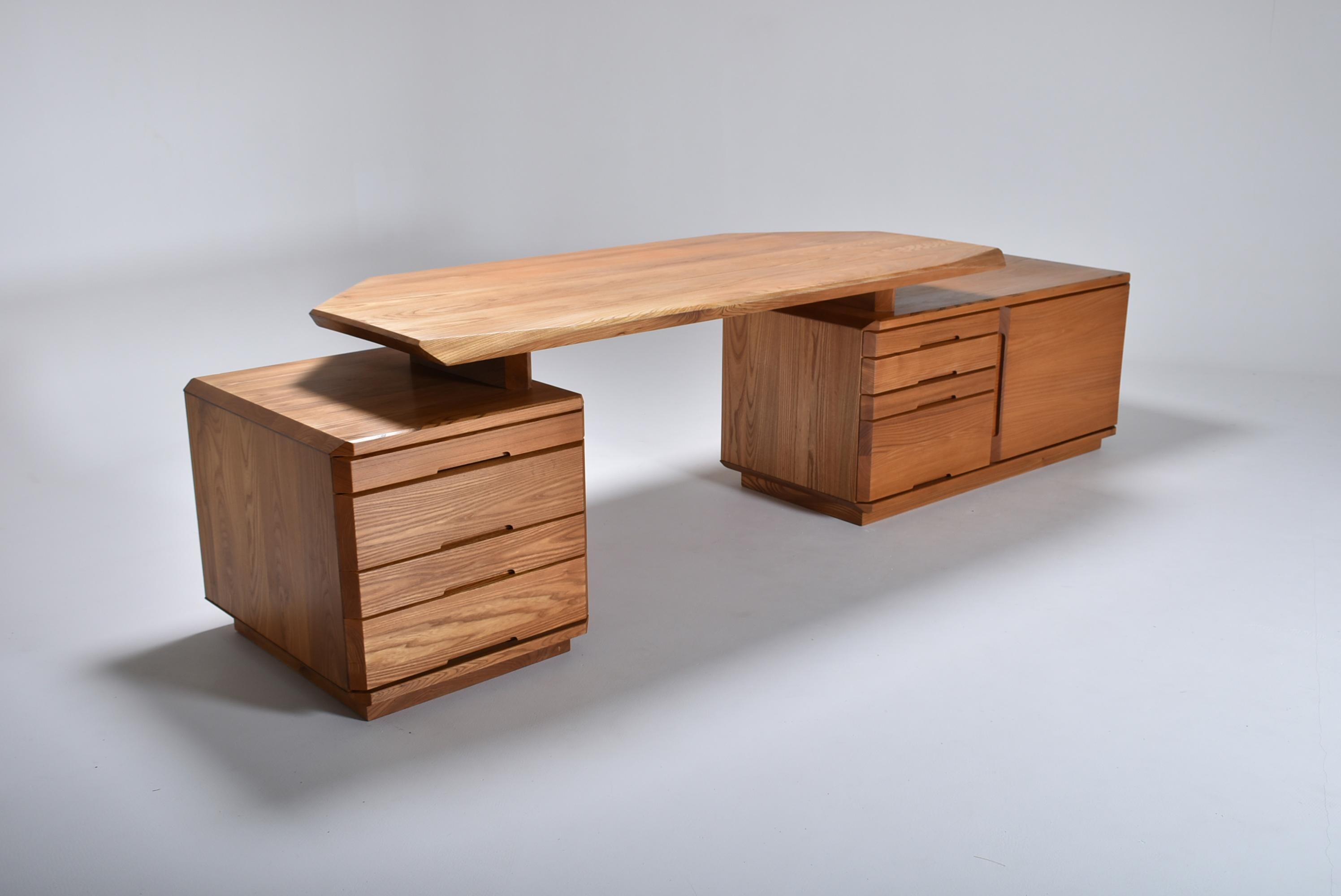 Mid-Century Modern solid elm desk B40 by the French designer Pierre Chapo, France.
This model is the much sought after B40, with one cabinet (R40B) and one commode (R40G).
The top has nice edges and is bevelled for a better writing
