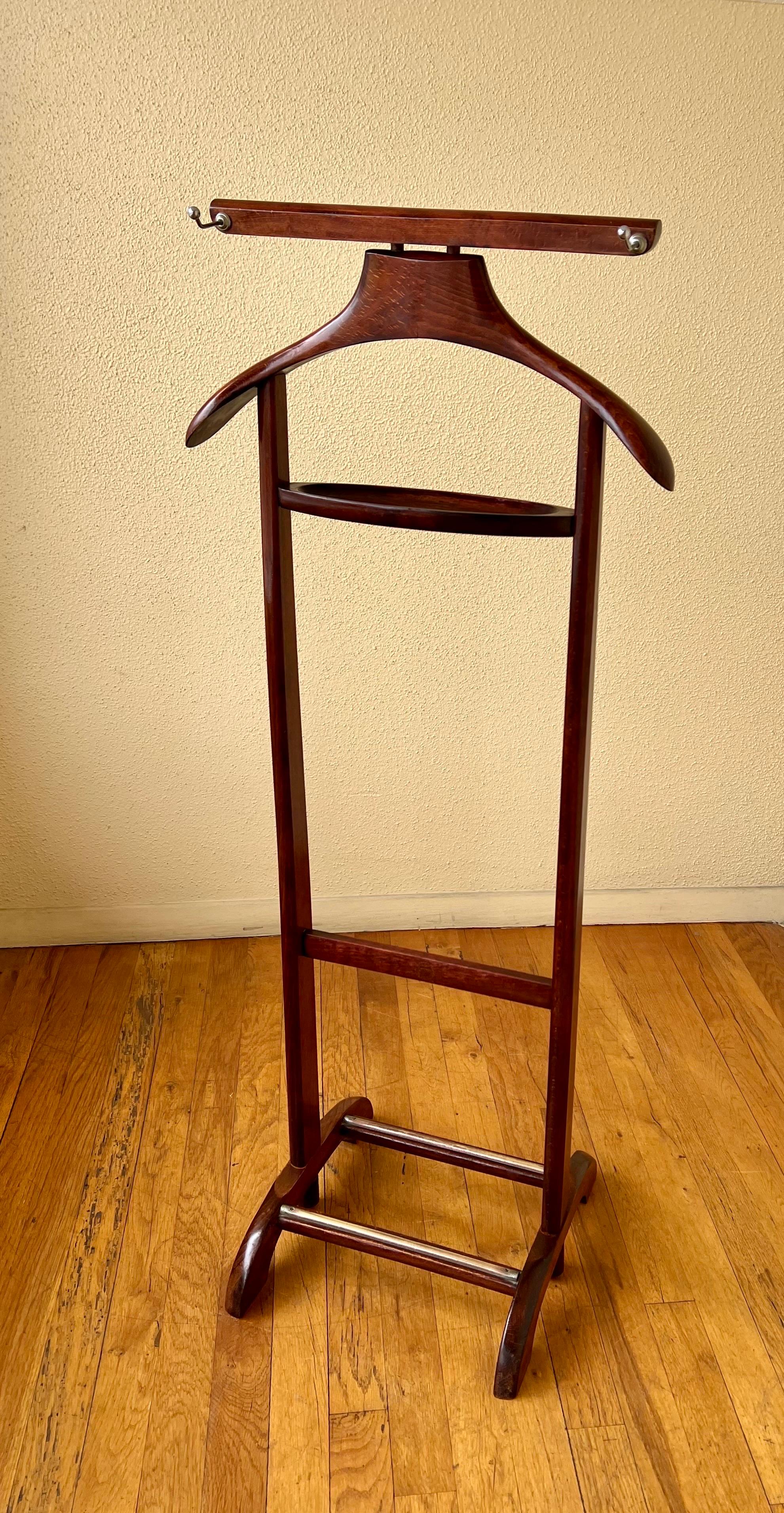 Elegant solid mahogany Mid-Century Modern gentlemen valet by Ico & Luisa Parisi for Fratelli Reguitti was made of solid mahogany with brass details for shoes rest
The valet is labeled with FR (Fratelli Reguitti) Intern. Patent Made in Italy.