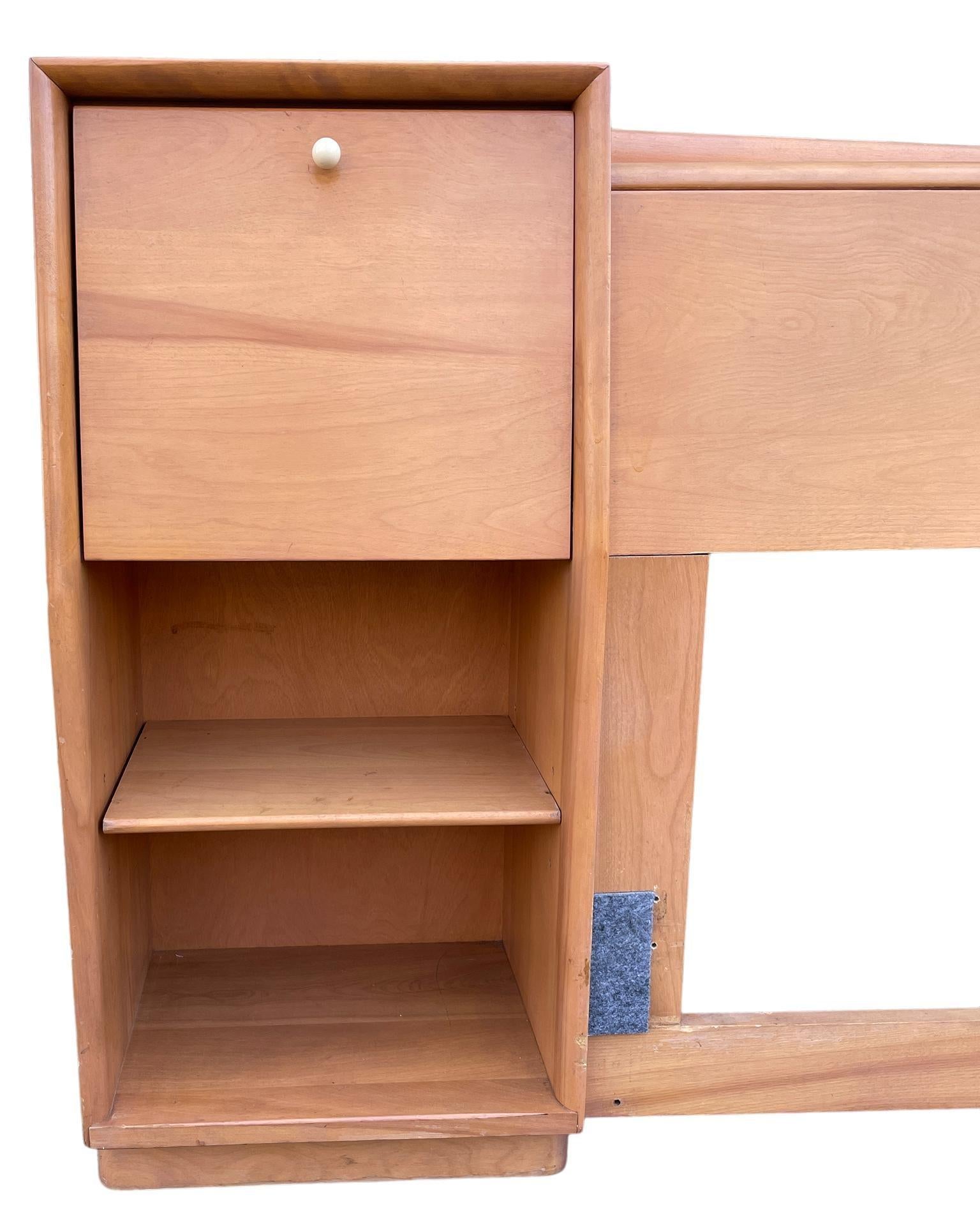 Acero Testiera completa in acero massiccio moderna del Mid-Century con ripiani per i comodini in vendita