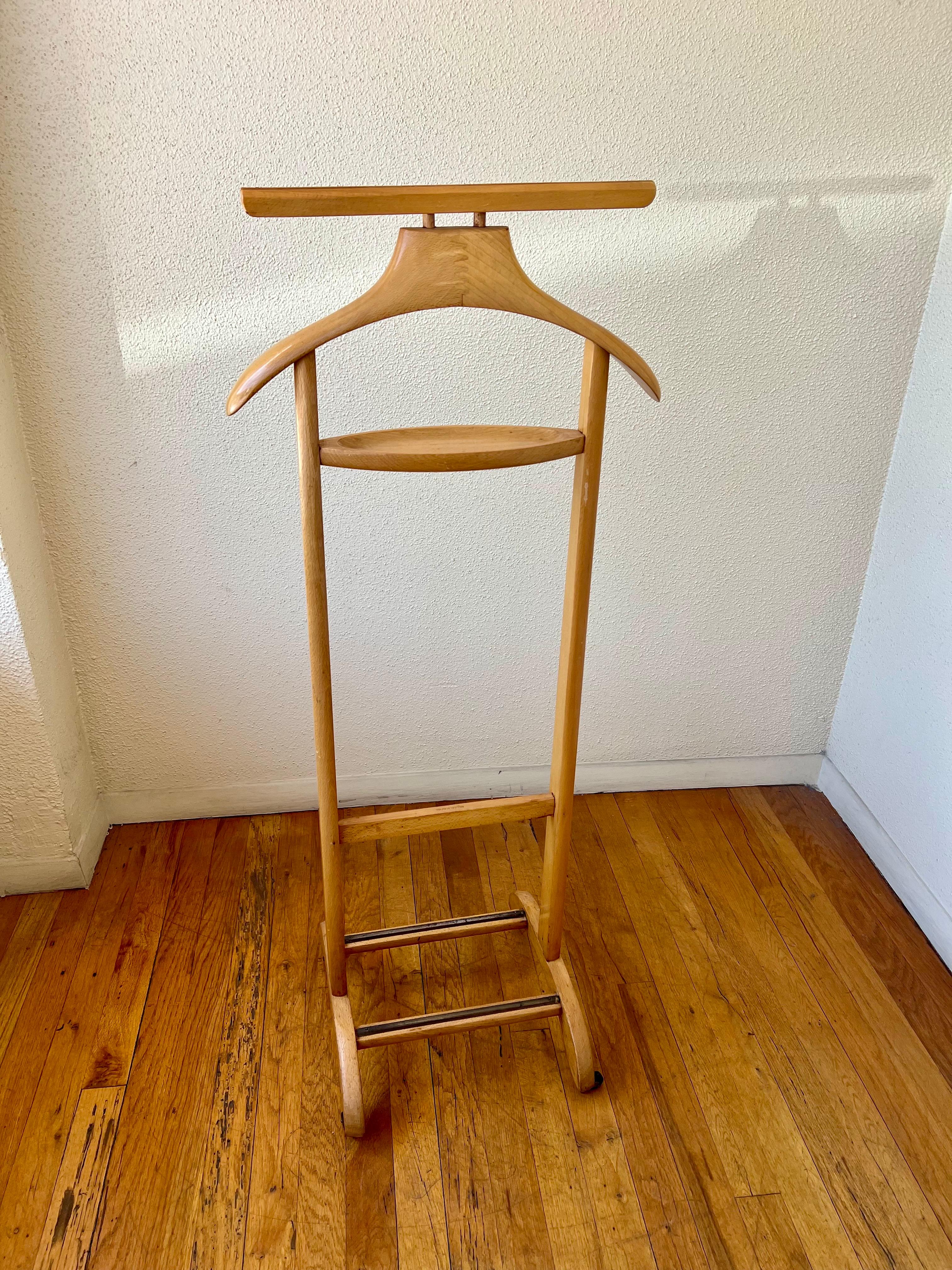 Elegant solid light maple Mid-Century Modern gentlemans valet by Ico & Luisa Parisi for Fratelli Reguitti was made of solid mahogany with brass details for shoe rest
The valet is stamped with FR (Fratelli Reguitti) Intern. Patent Made in Italy.